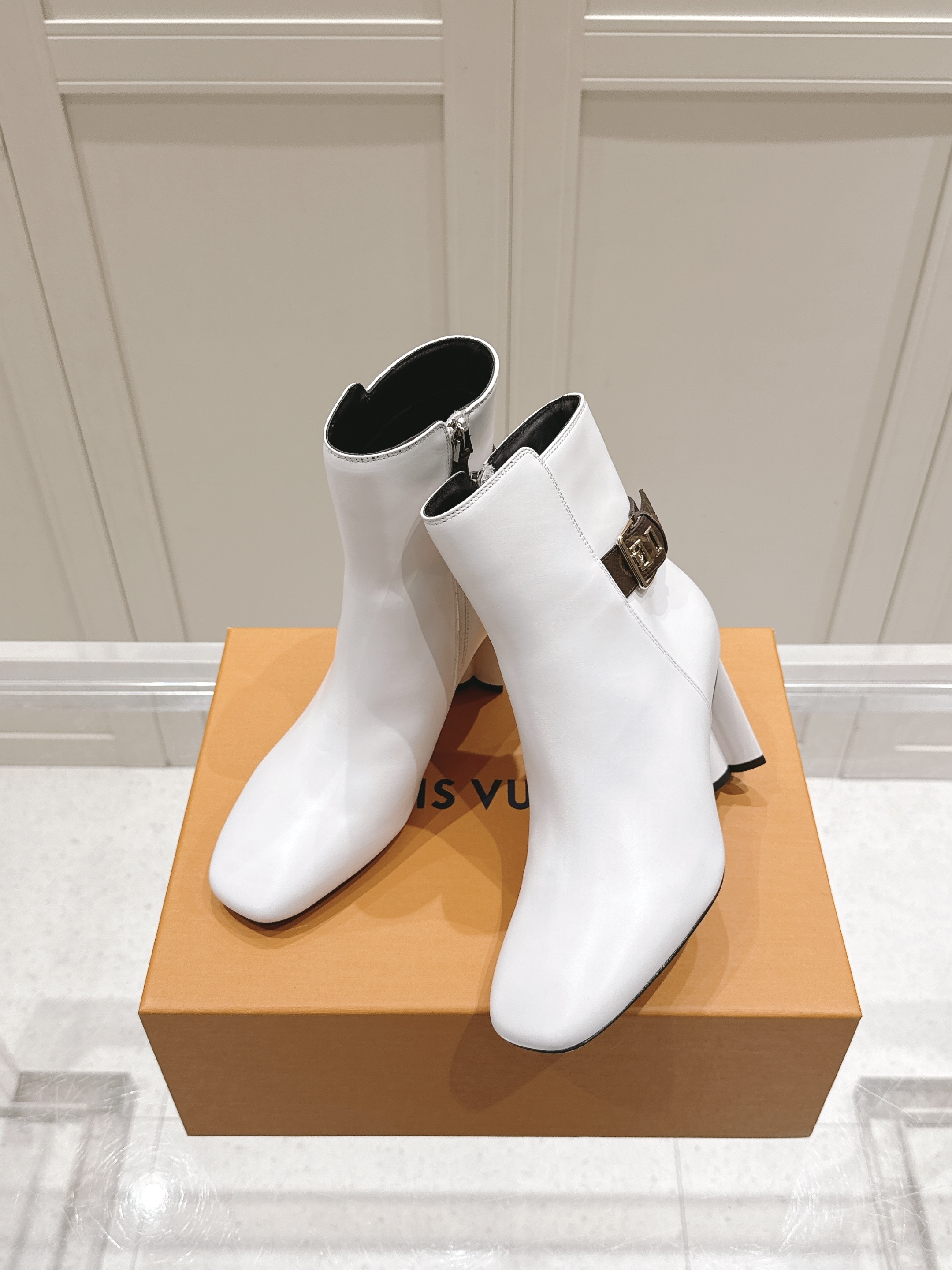 Louis Vuitton White Leather Monogram Buckle Ankle Heels - Image 6