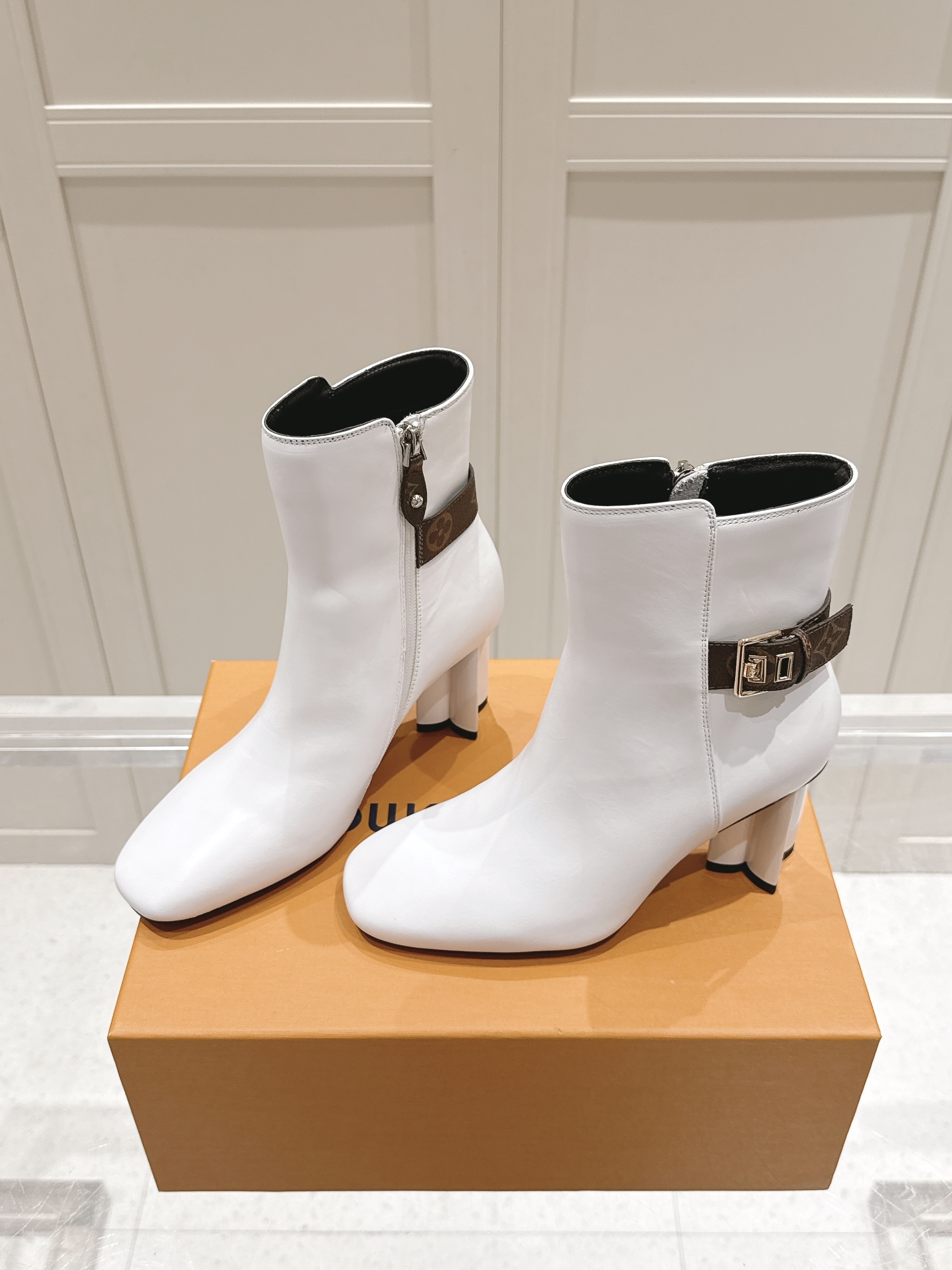 Louis Vuitton White Leather Monogram Buckle Ankle Heels - Image 8