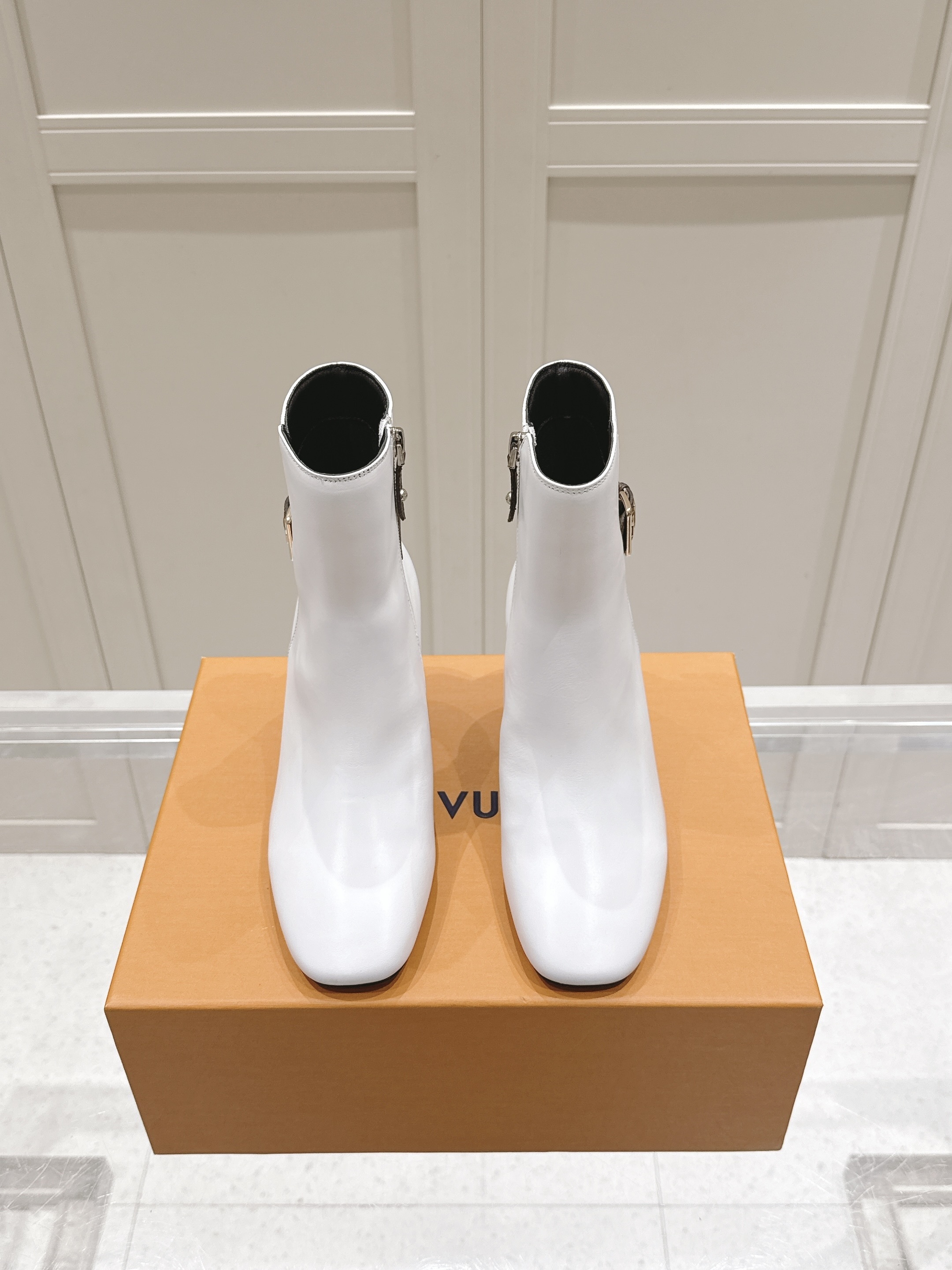 Louis Vuitton White Leather Monogram Buckle Ankle Heels - Image 9