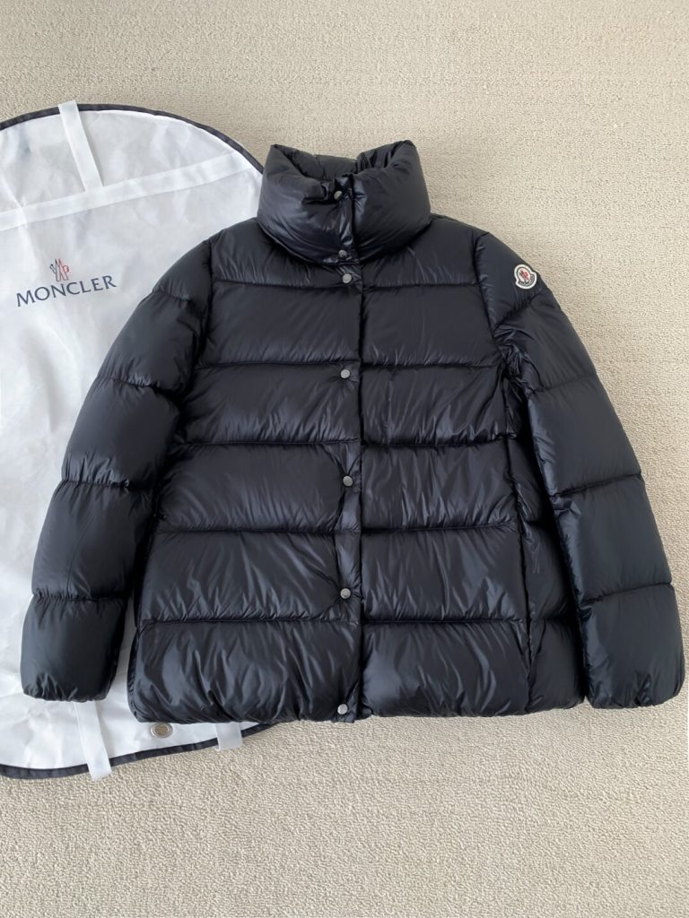 Moncler Women's nylon laqué down jacket- Black
