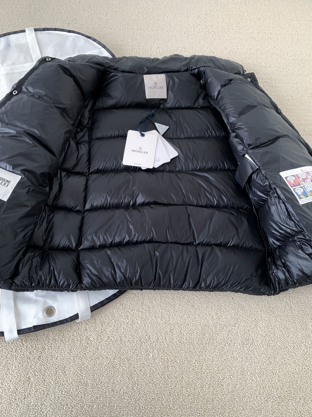 Moncler Women's nylon laqué down jacket- Black - Image 2