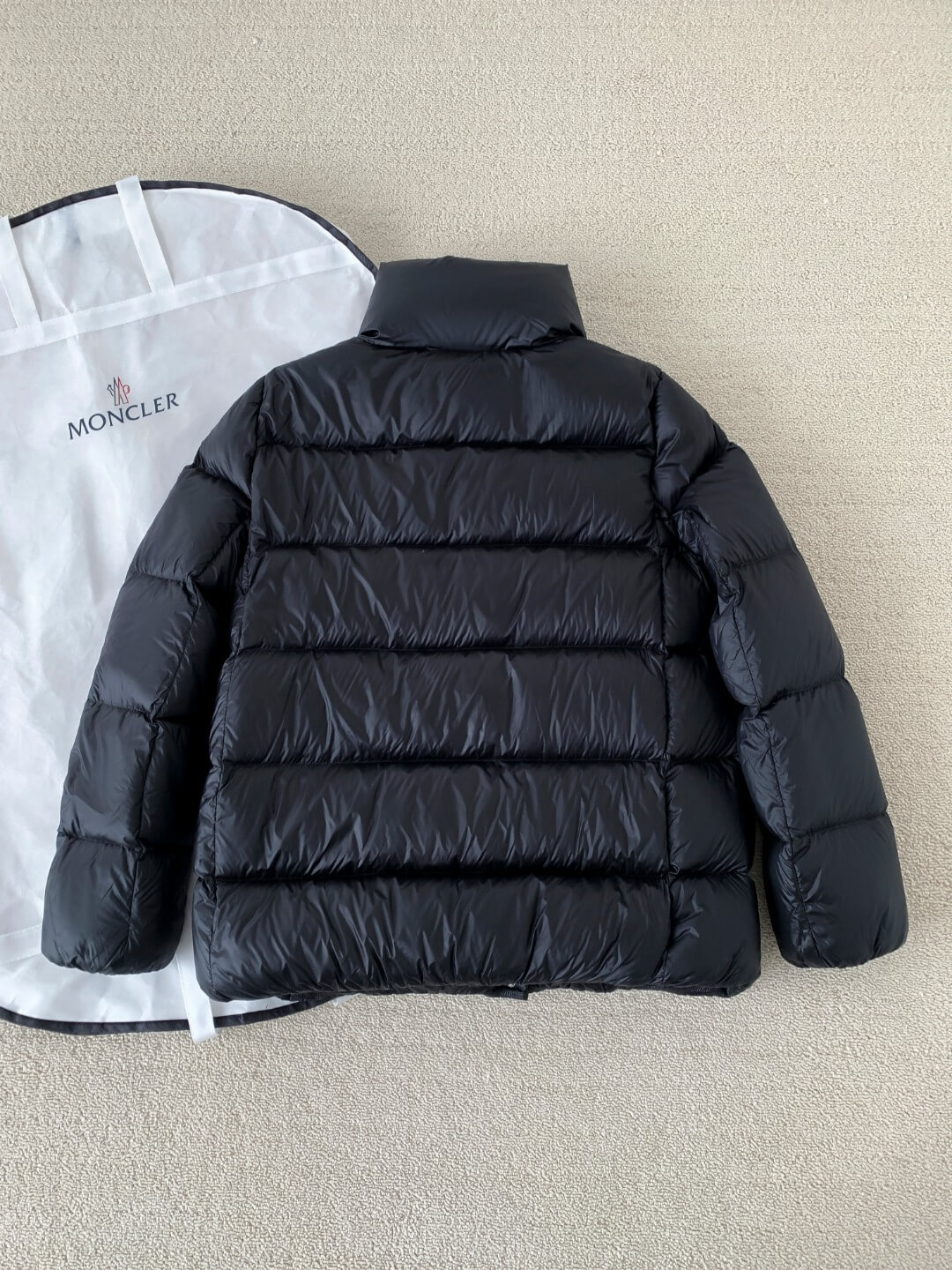 Moncler Women's nylon laqué down jacket- Black - Image 3