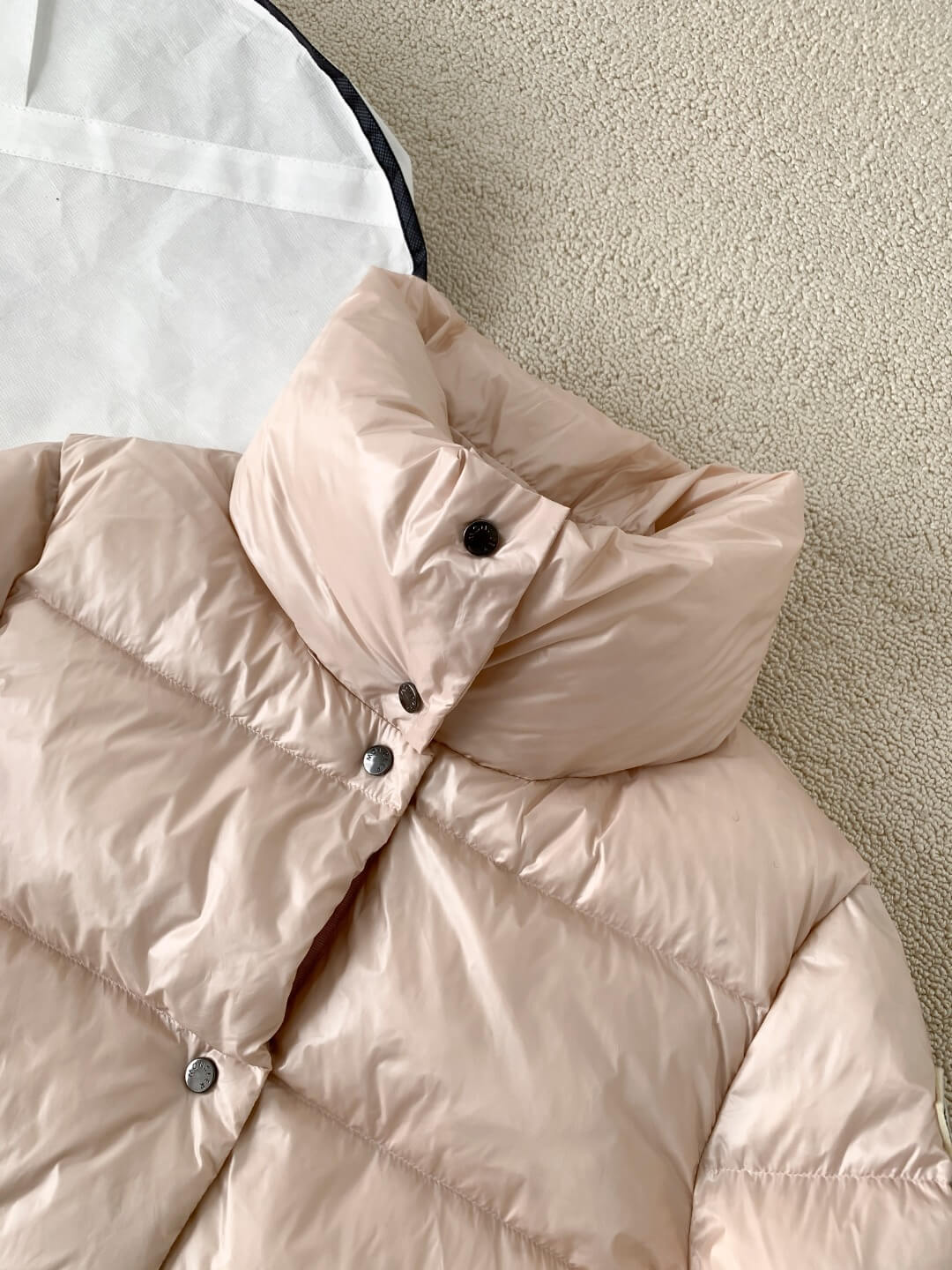 Moncler Women's nylon laqué down jacket- Cream - Image 4