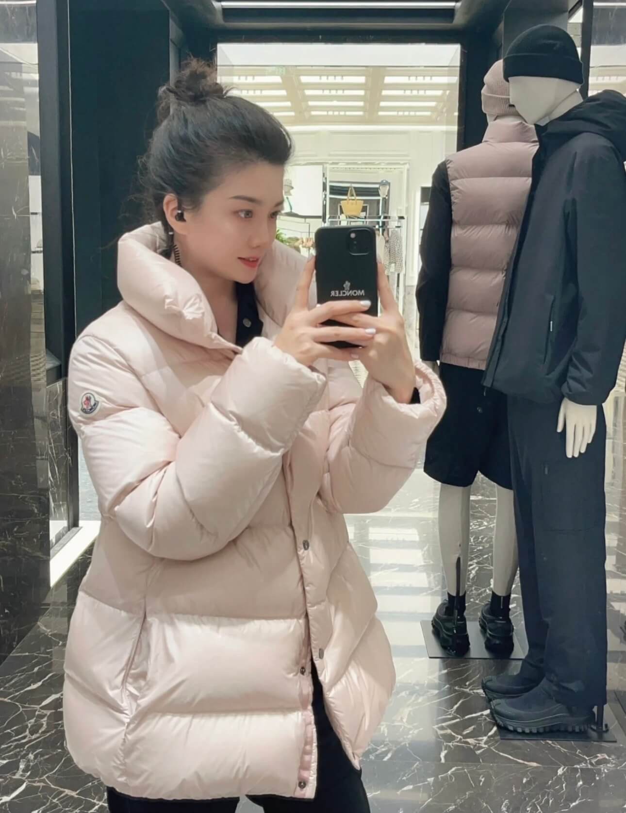 Moncler Women's nylon laqué down jacket- Cream - Image 11