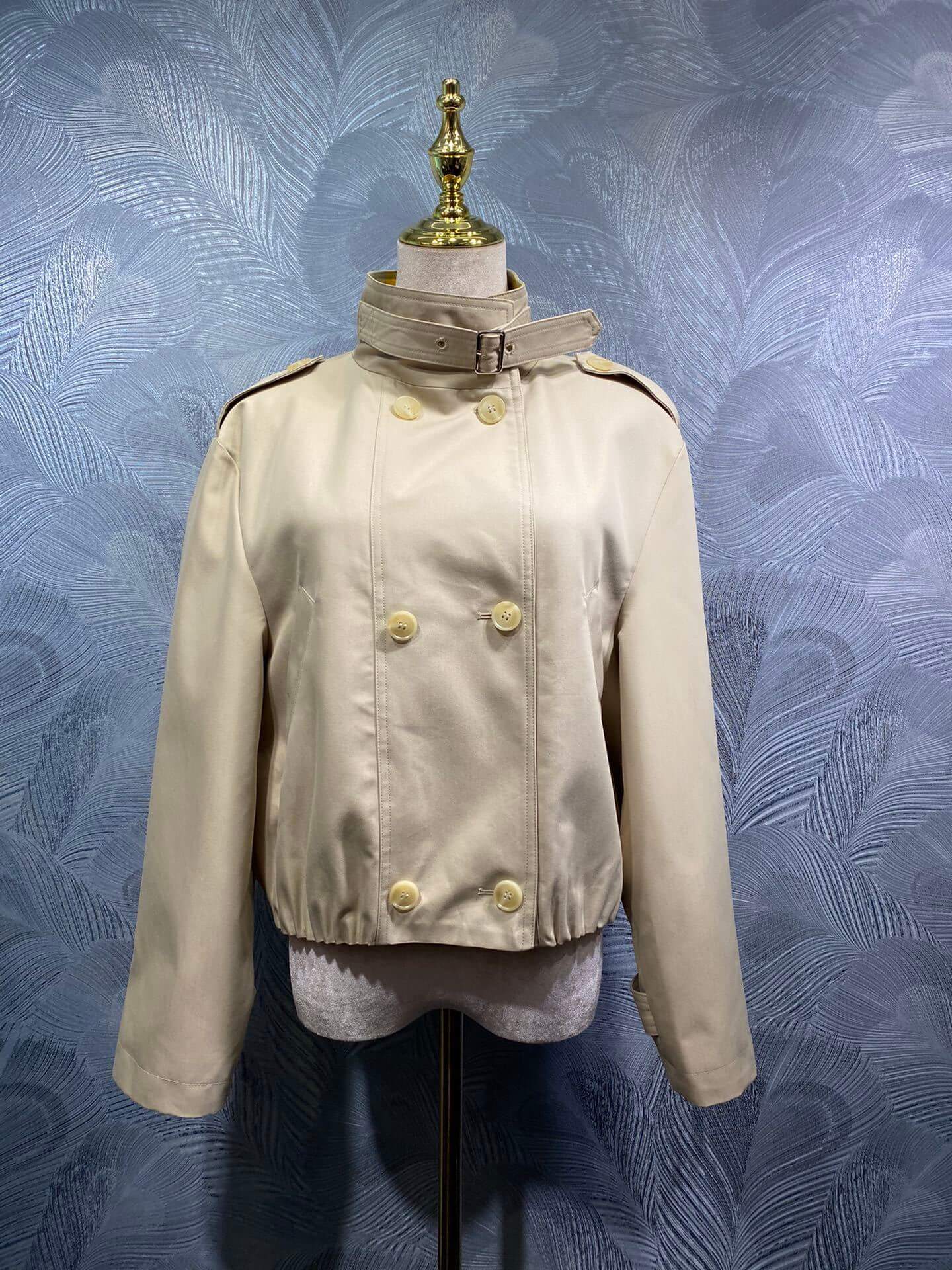Burberry–Style Cropped Double-Breasted Jacket with Buckle Collar – Beige - Image 9