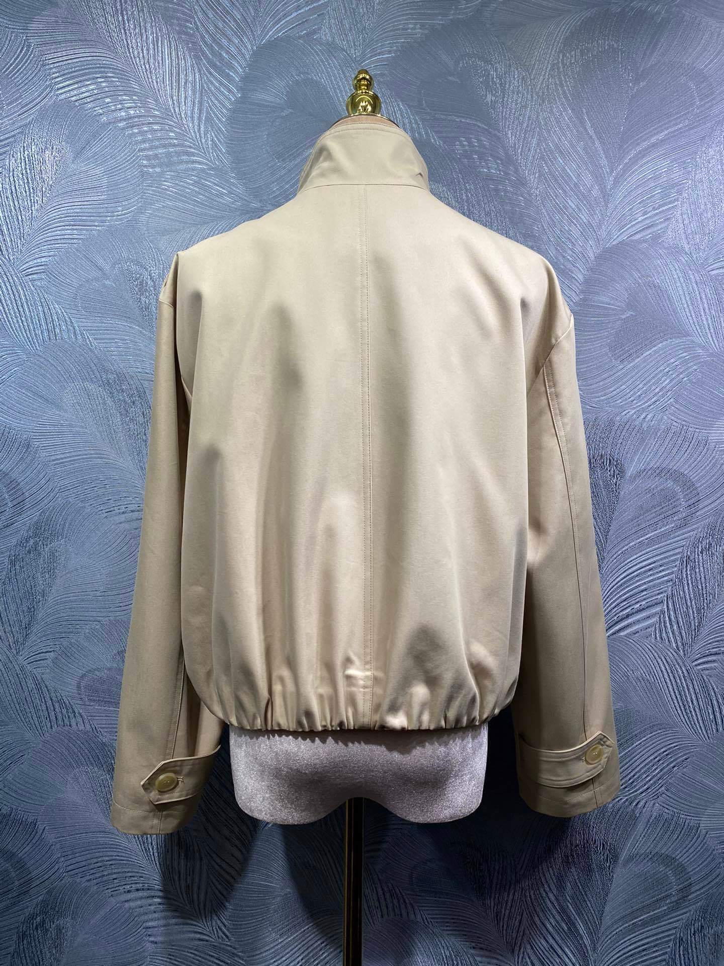 Burberry–Style Cropped Double-Breasted Jacket with Buckle Collar – Beige - Image 7