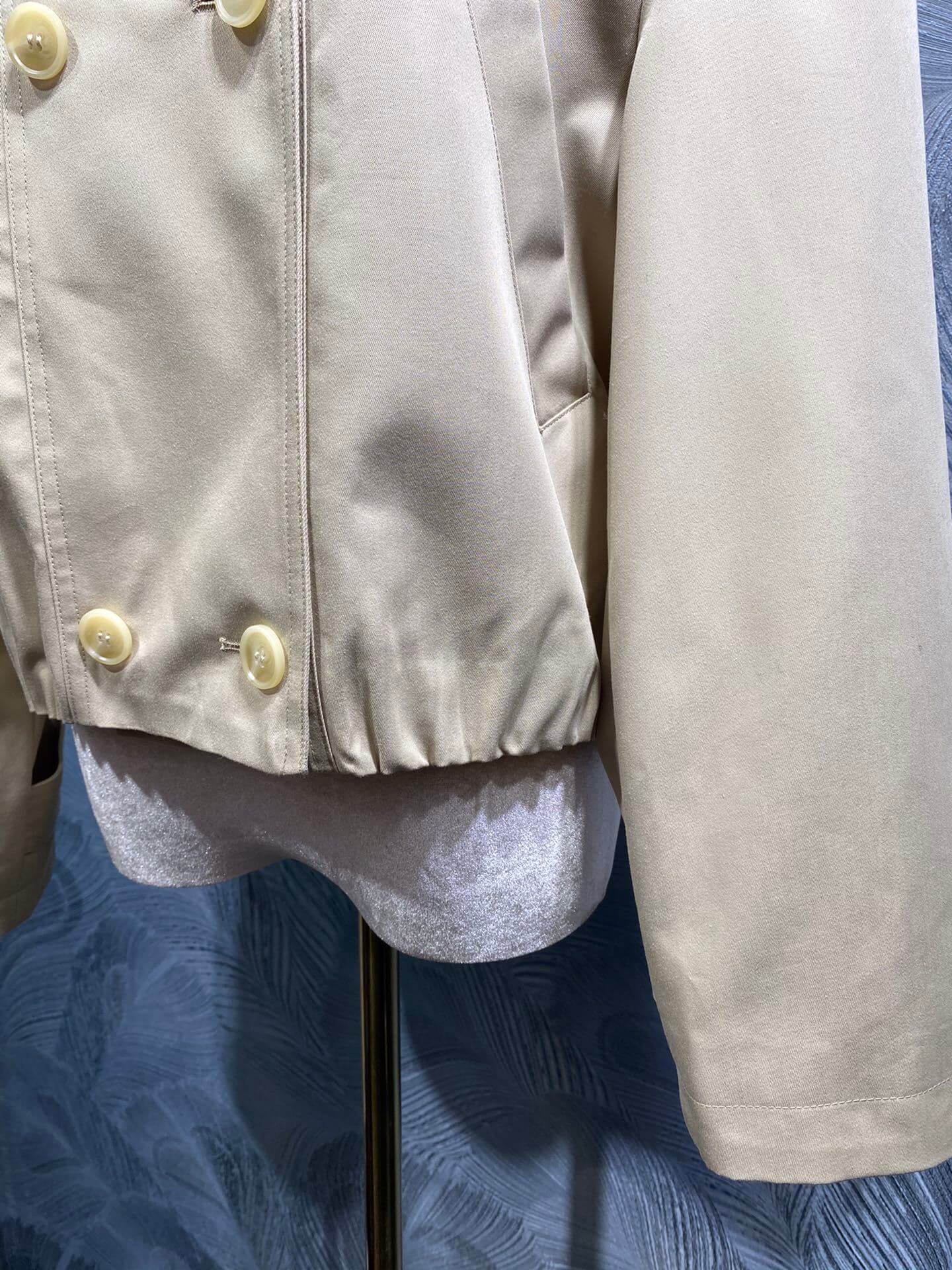 Burberry–Style Cropped Double-Breasted Jacket with Buckle Collar – Beige - Image 4