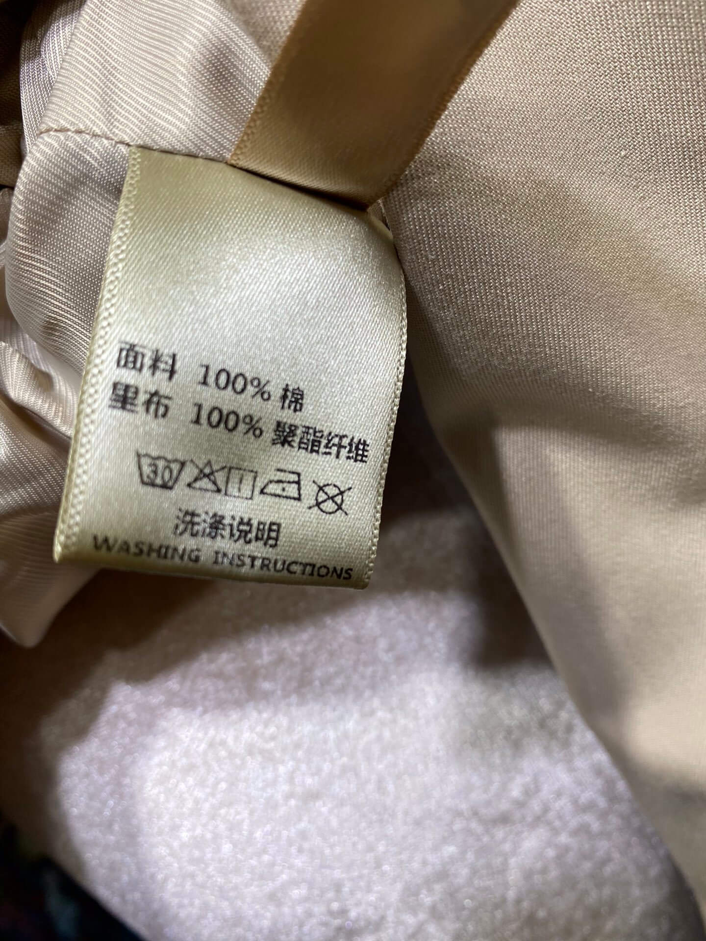 Burberry–Style Cropped Double-Breasted Jacket with Buckle Collar – Beige - Image 5