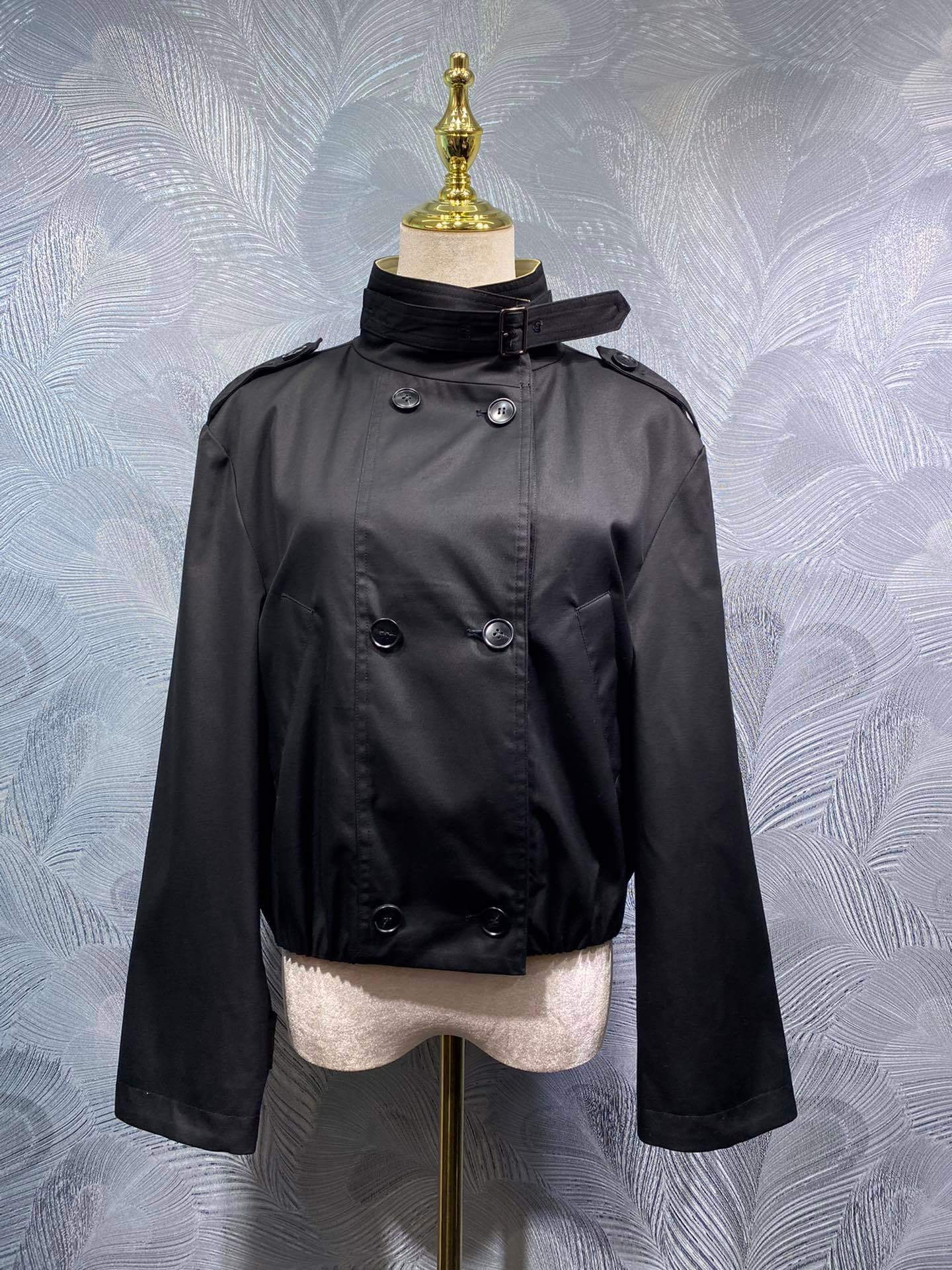 Burberry–Style Cropped Double-Breasted Jacket with Buckle Collar – Beige - Image 2