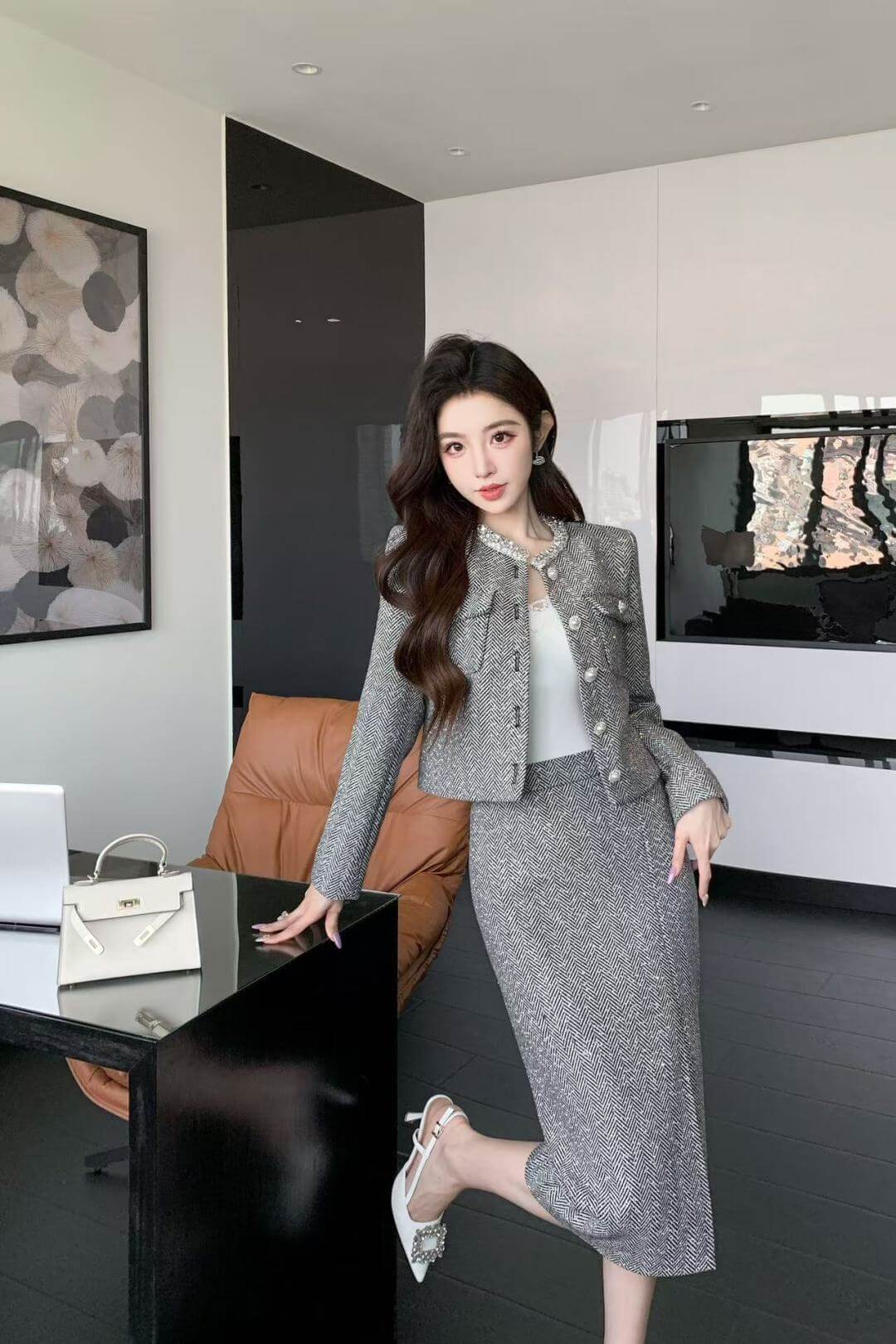 Chanel Black & White Tweed Jacket and Skirt Set - Image 12