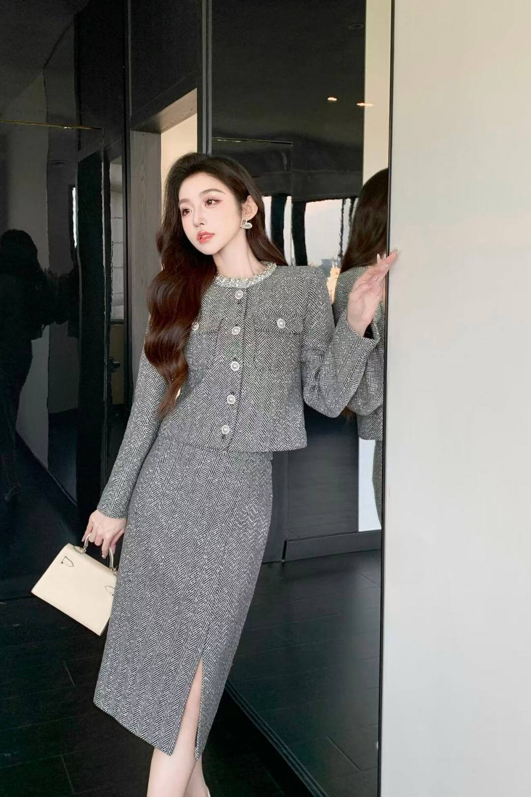 Chanel Black & White Tweed Jacket and Skirt Set - Image 10