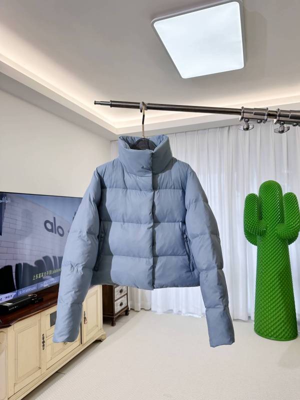 Alo Yoga Cropped Puffer Jacket – Light Blue