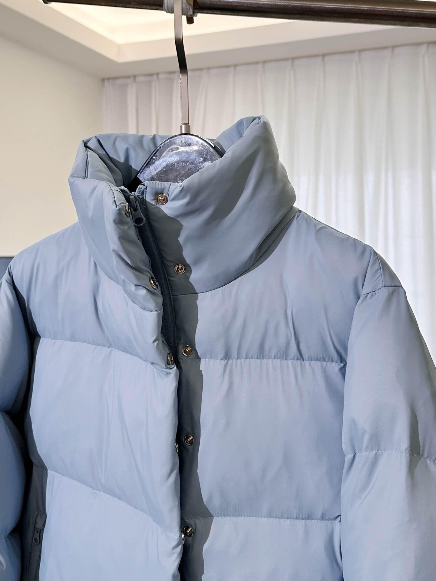 Alo Yoga Cropped Puffer Jacket – Light Blue - Image 4