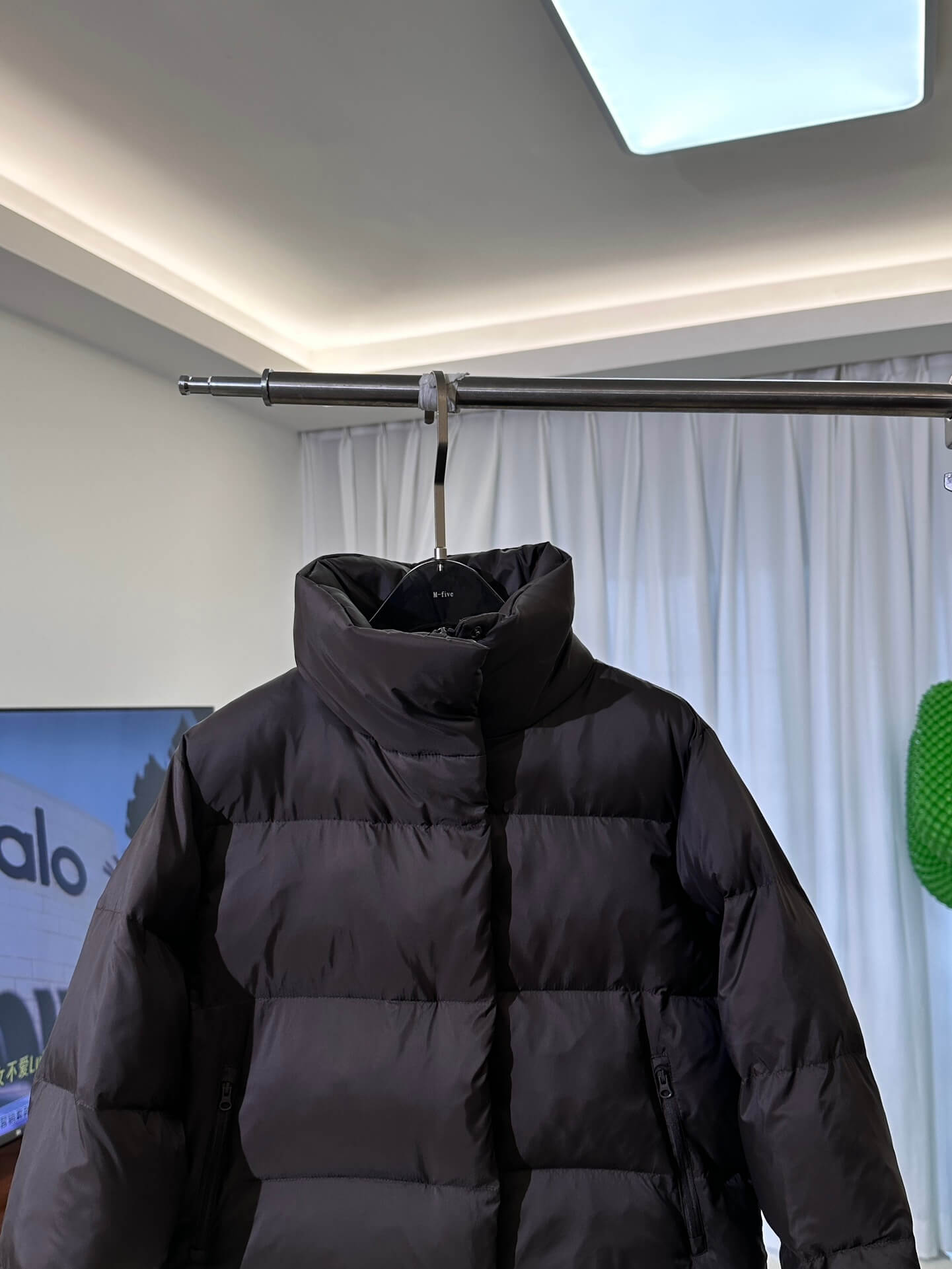 Alo Yoga Cropped Puffer Jacket – Black - Image 2