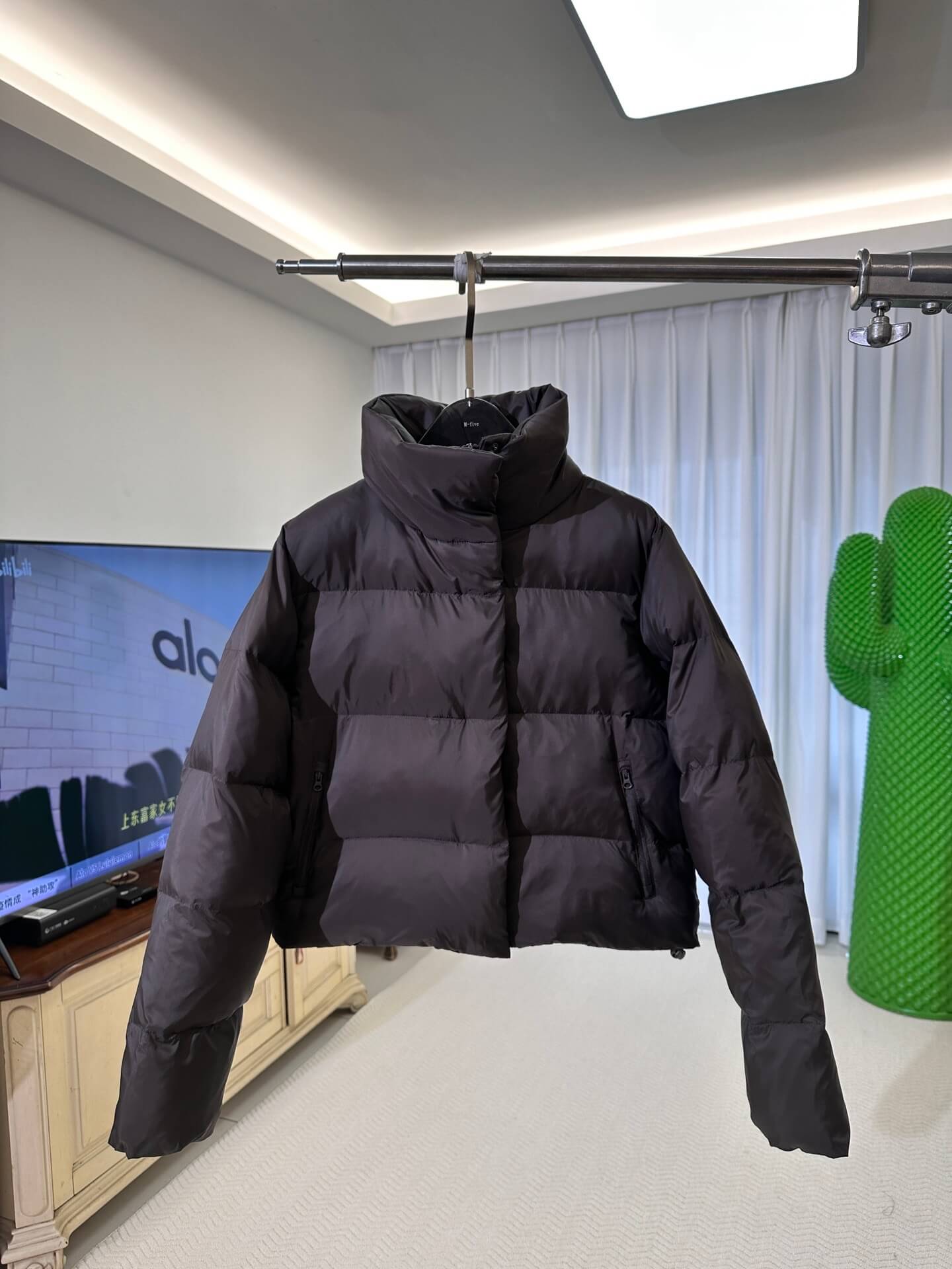 Alo Yoga Cropped Puffer Jacket – Black - Image 3