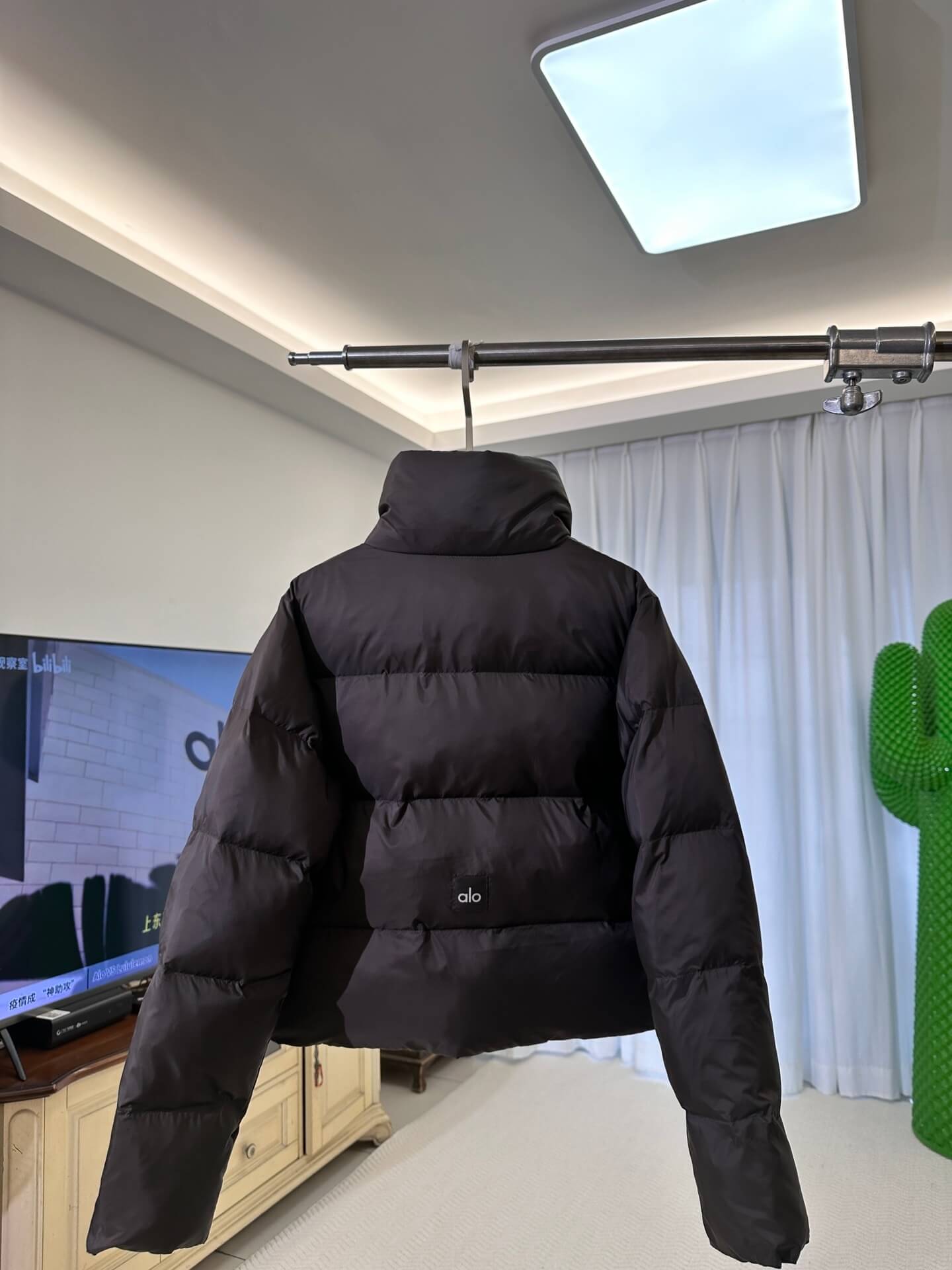 Alo Yoga Cropped Puffer Jacket – Black - Image 4