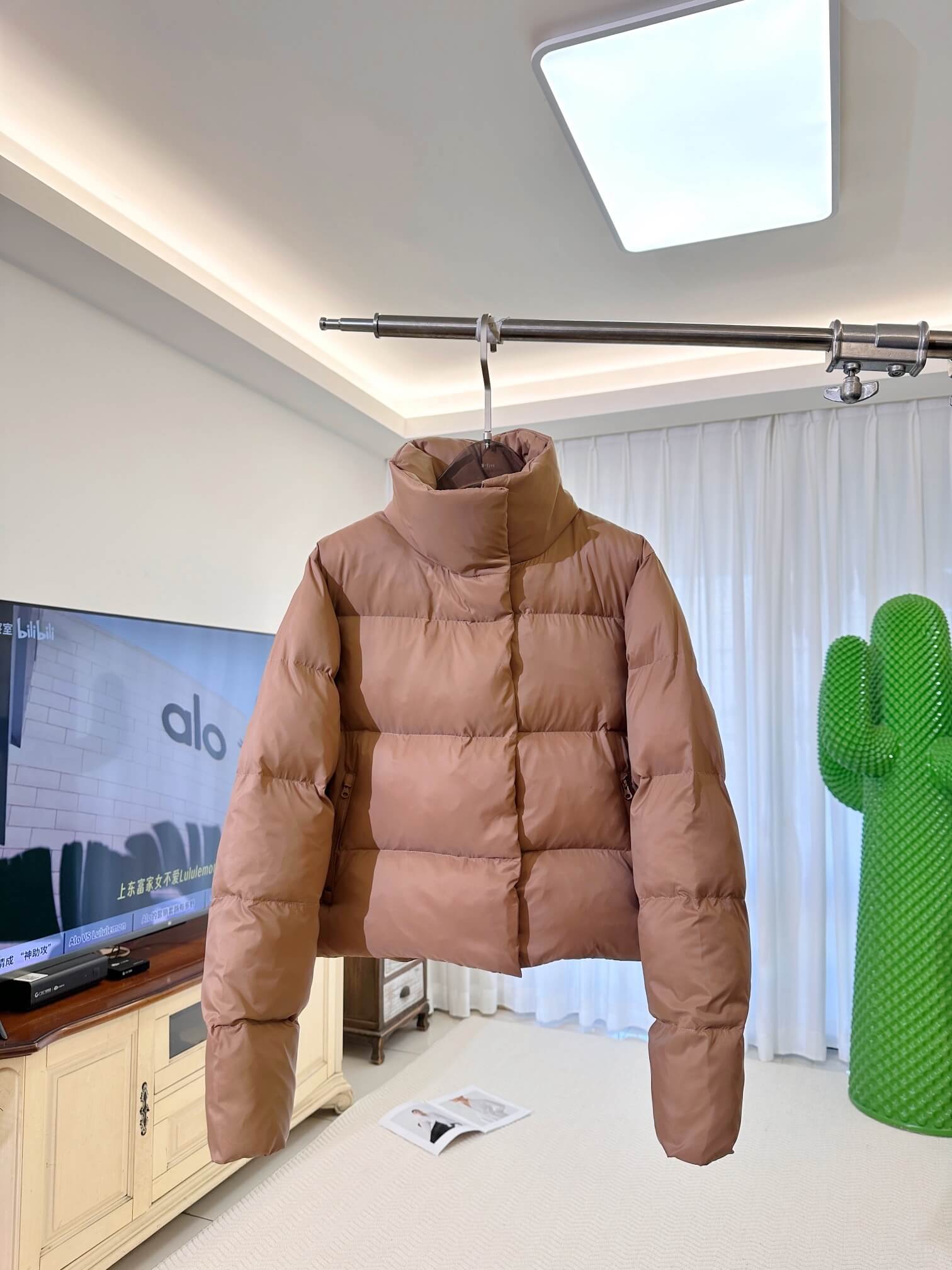 Alo Yoga Cropped Puffer Jacket – Brown - Image 2