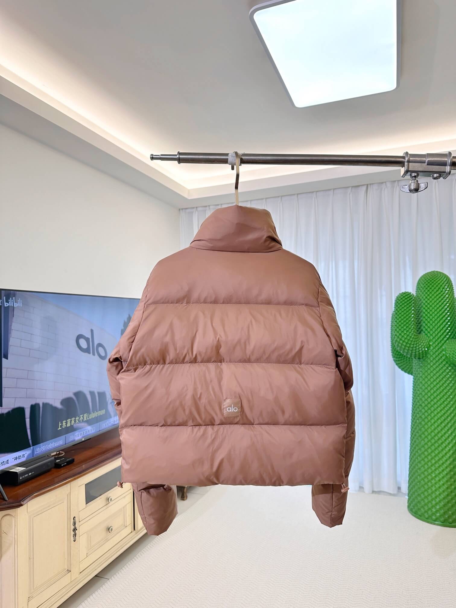 Alo Yoga Cropped Puffer Jacket – Brown - Image 4