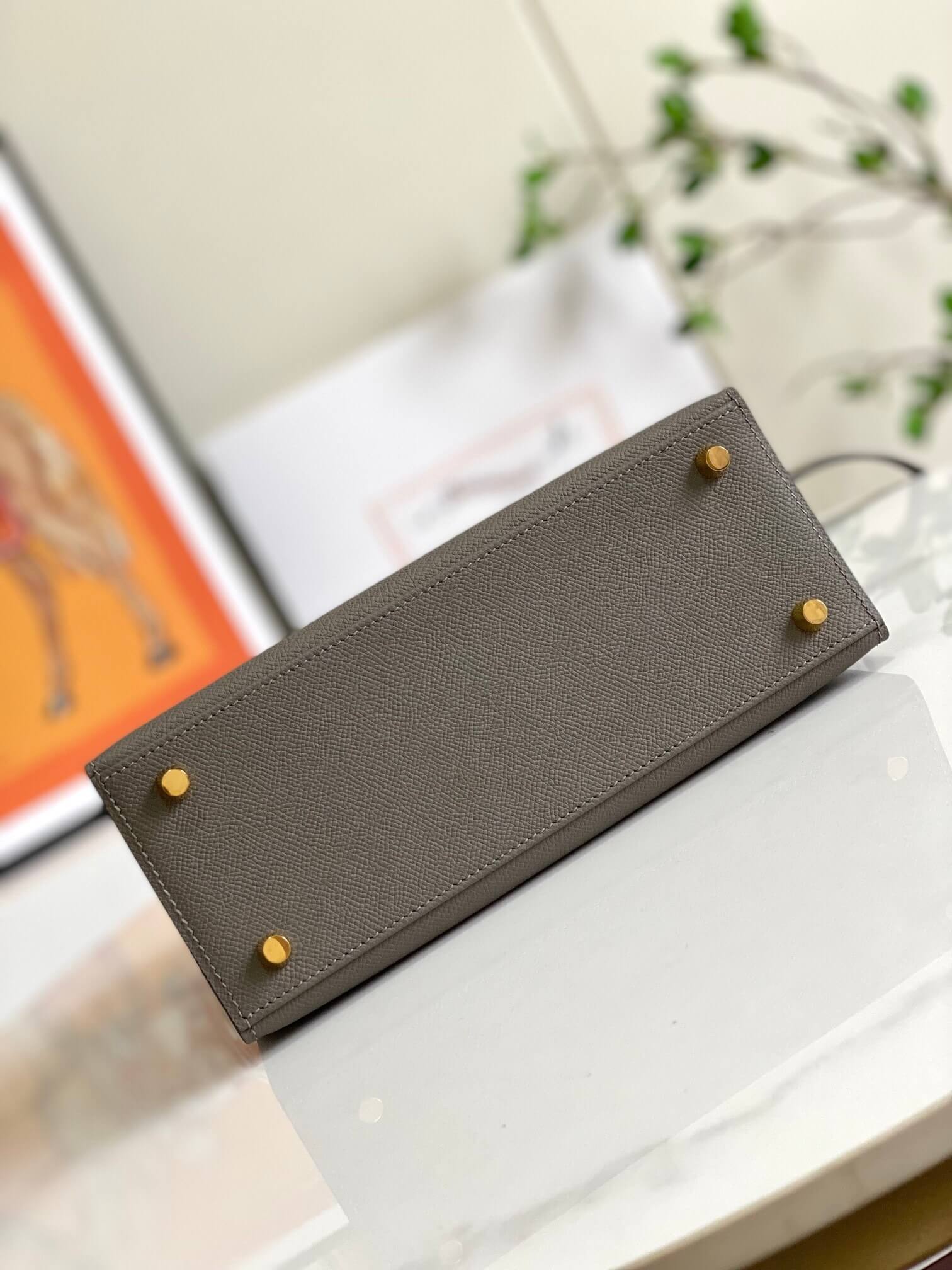 Hermès Kelly 25 Sellier Bag in Étain Epsom Leather with Gold Hardware – Grey - Image 5