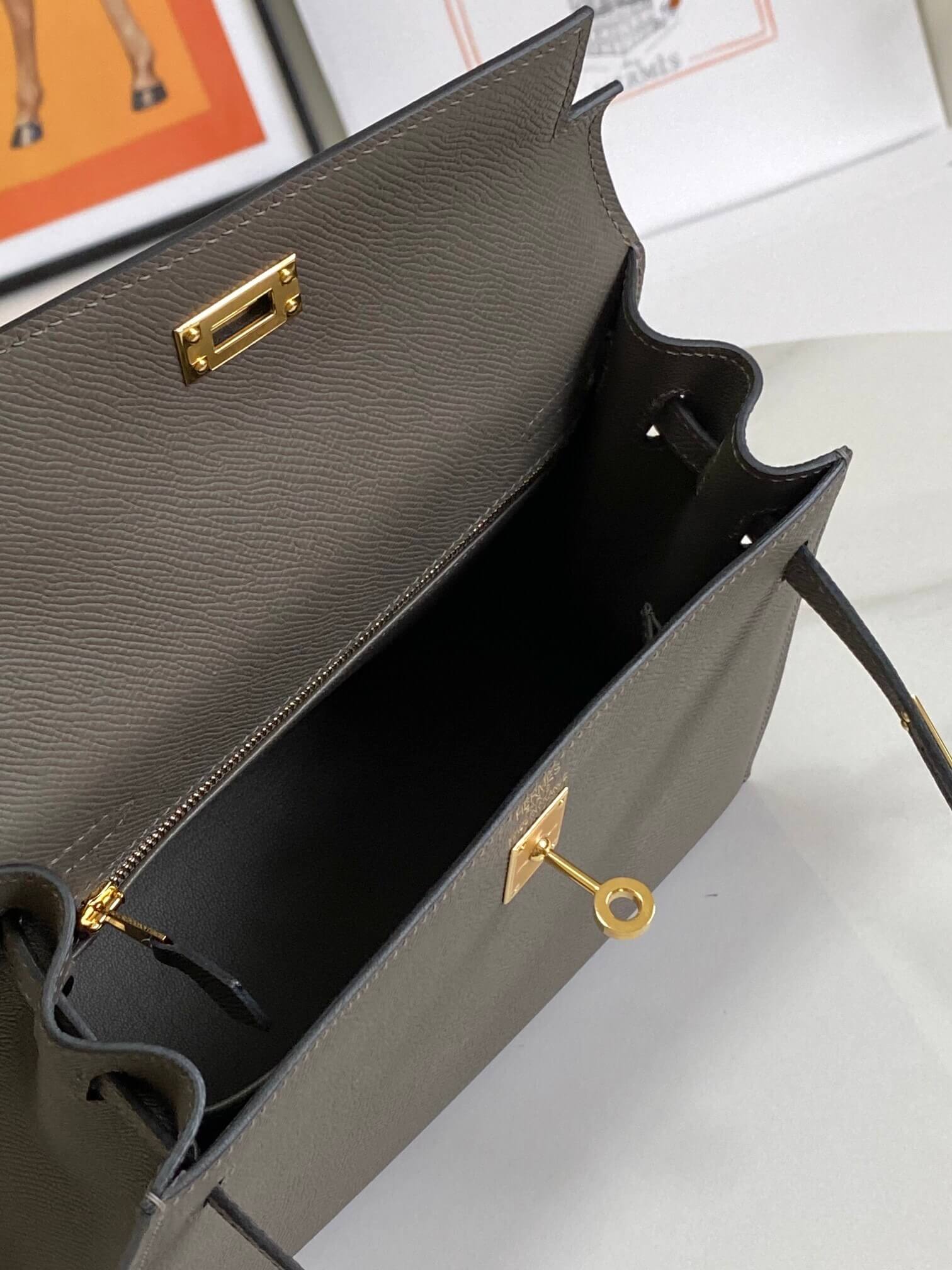 Hermès Kelly 25 Sellier Bag in Étain Epsom Leather with Gold Hardware – Grey - Image 4