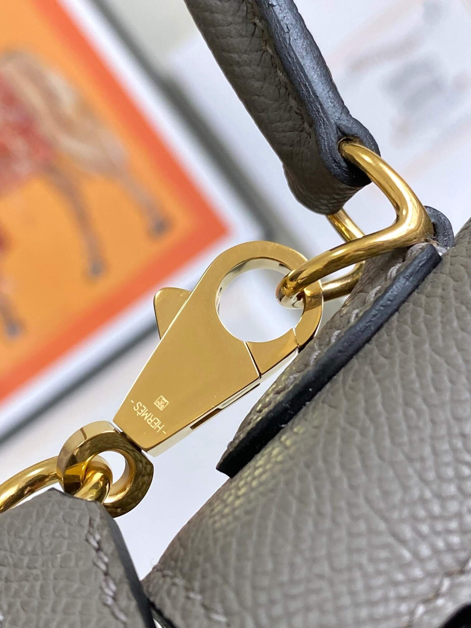 Hermès Kelly 25 Sellier Bag in Étain Epsom Leather with Gold Hardware – Grey - Image 2