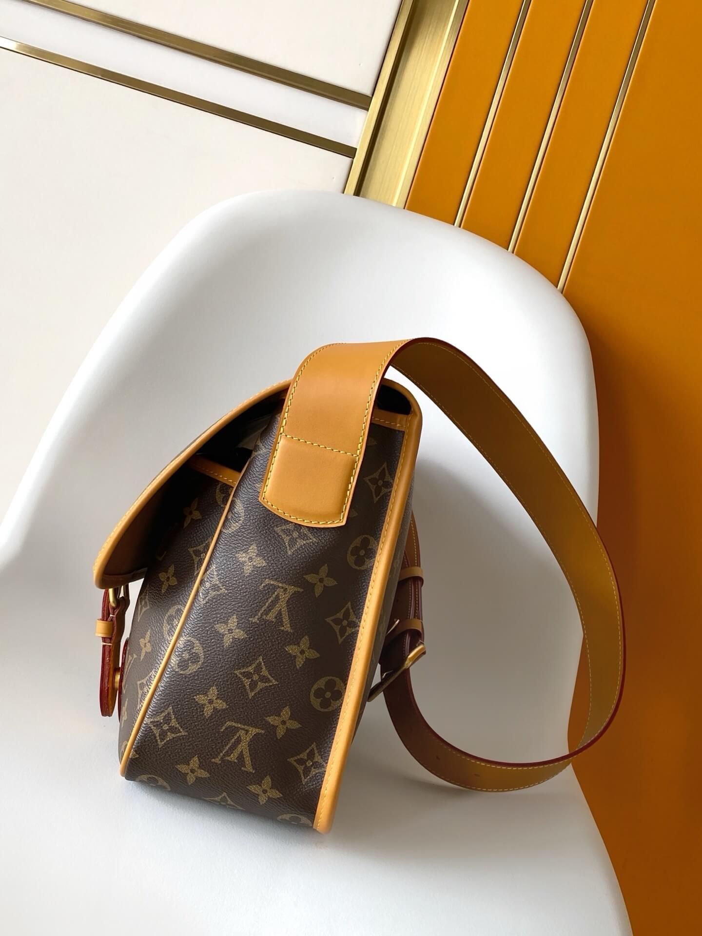Louis Vuitton Gibecière Messenger Bag in Brown Monogram Canvas - Image 9