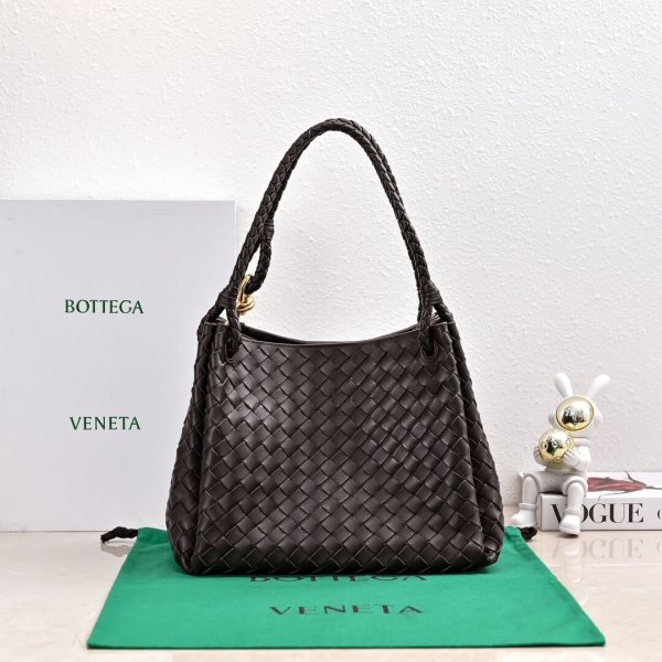 Bottega Veneta Medium Intrecciato Leather Hobo Shoulder Bag in Fondant Brown