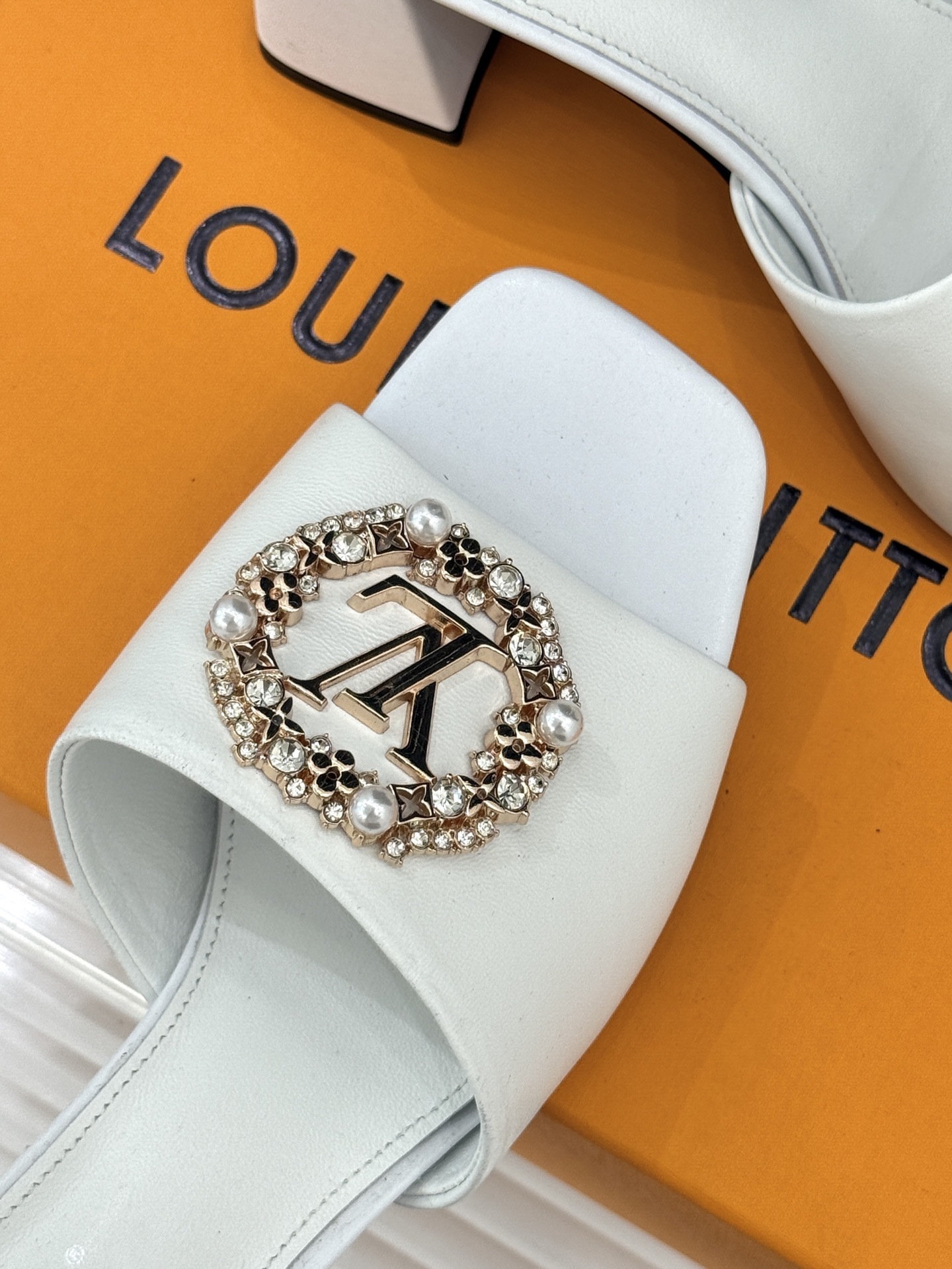 Louis Vuitton White Leather LV Crystal-Emblem Square-Heel Mules - Image 4