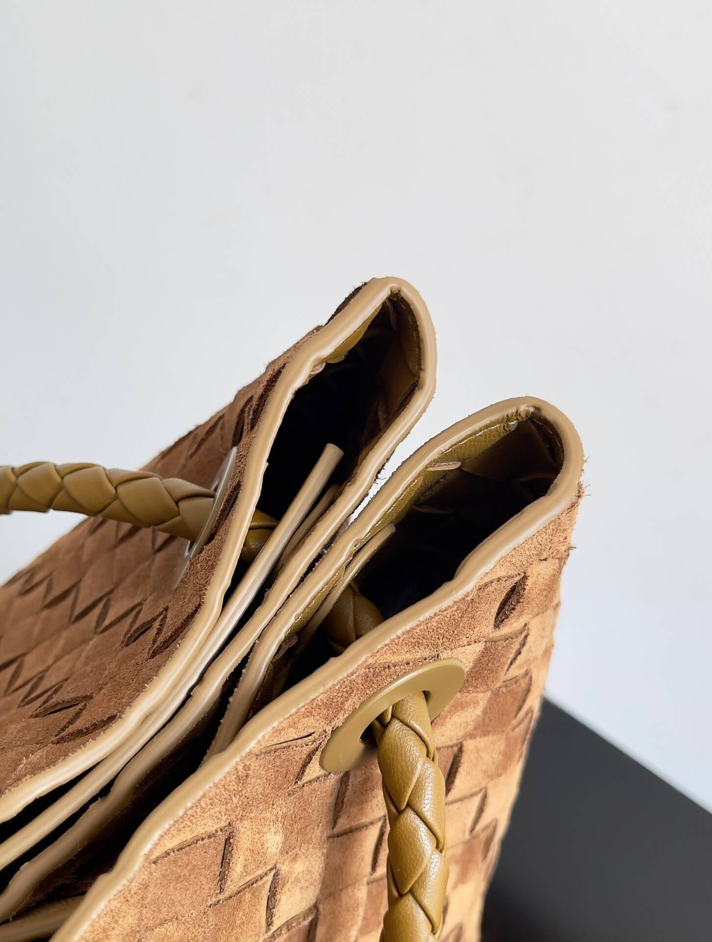 Bottega Veneta Large Andiamo Tote Bag in Suede Leather - 2026 New Arrival - Image 5