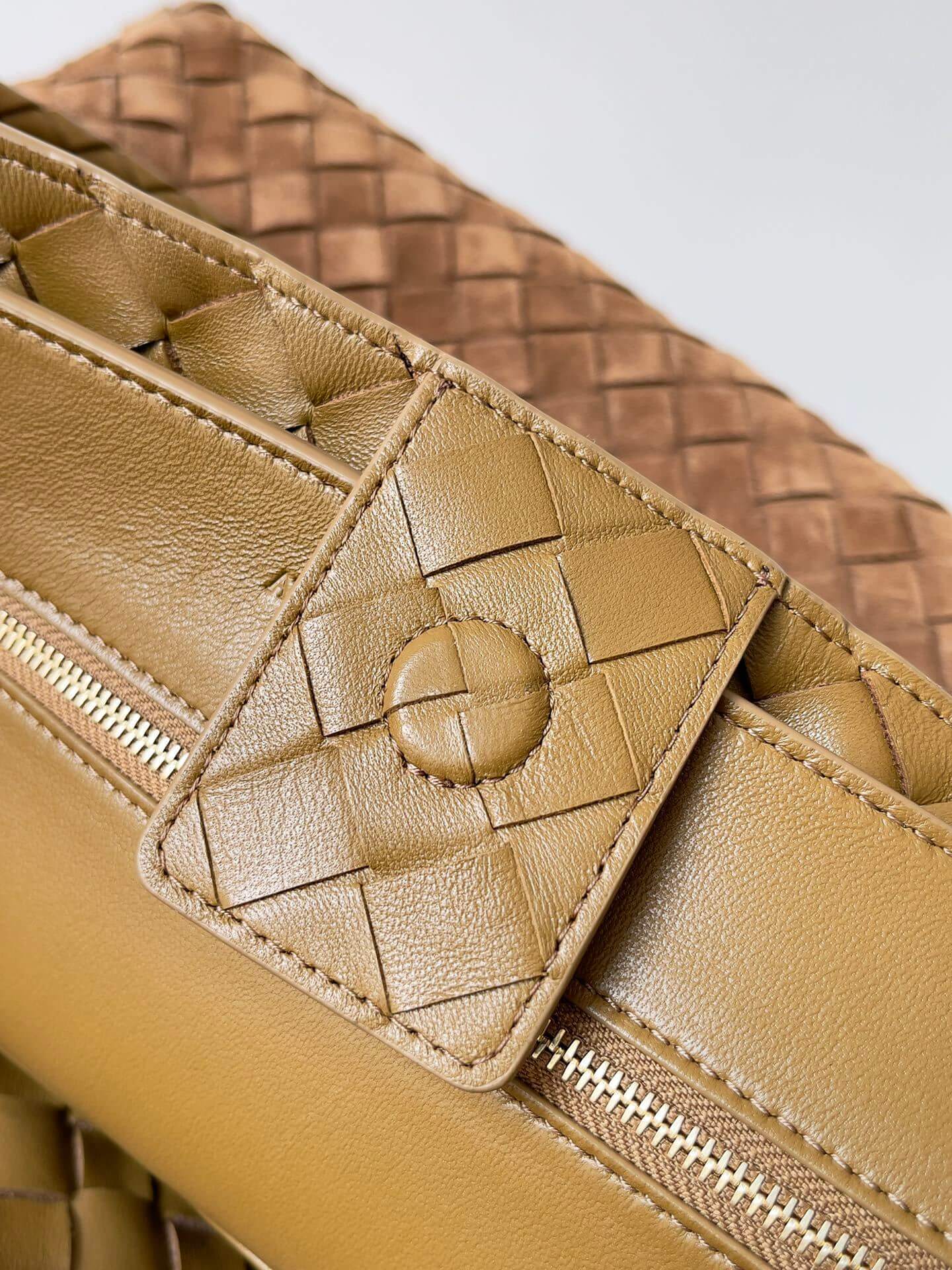 Bottega Veneta Large Andiamo Tote Bag in Suede Leather - 2026 New Arrival - Image 3