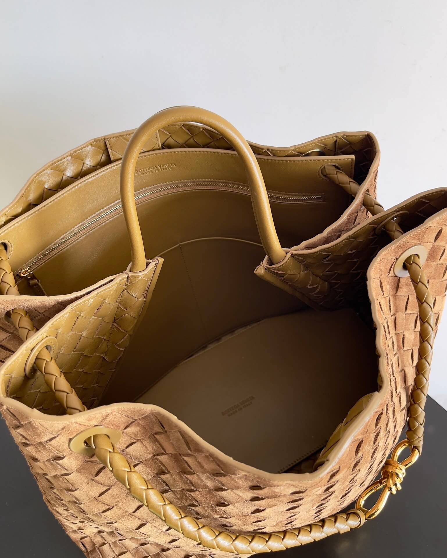 Bottega Veneta Large Andiamo Tote Bag in Suede Leather - 2026 New Arrival - Image 2