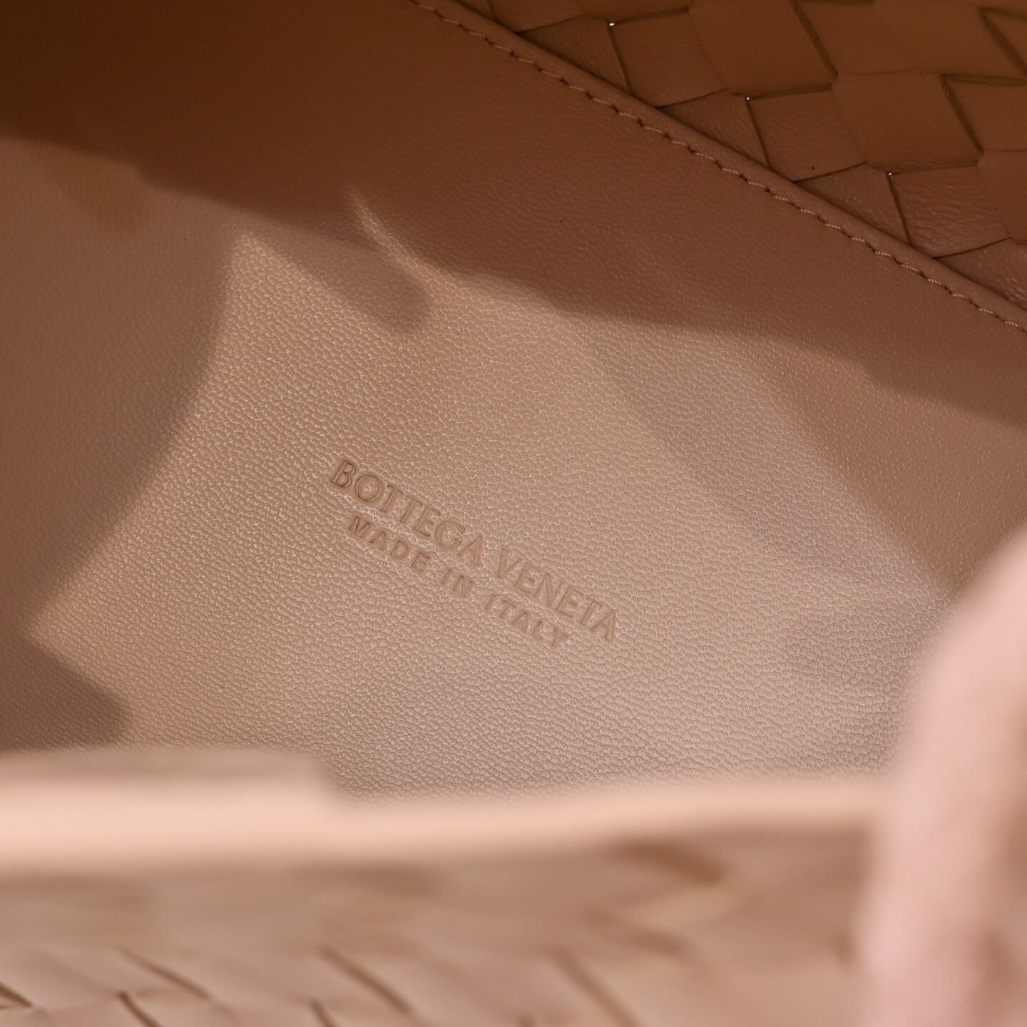 Bottega Veneta Intrecciato Leather Small Wallace Tote Bag in Porridge. - Image 6