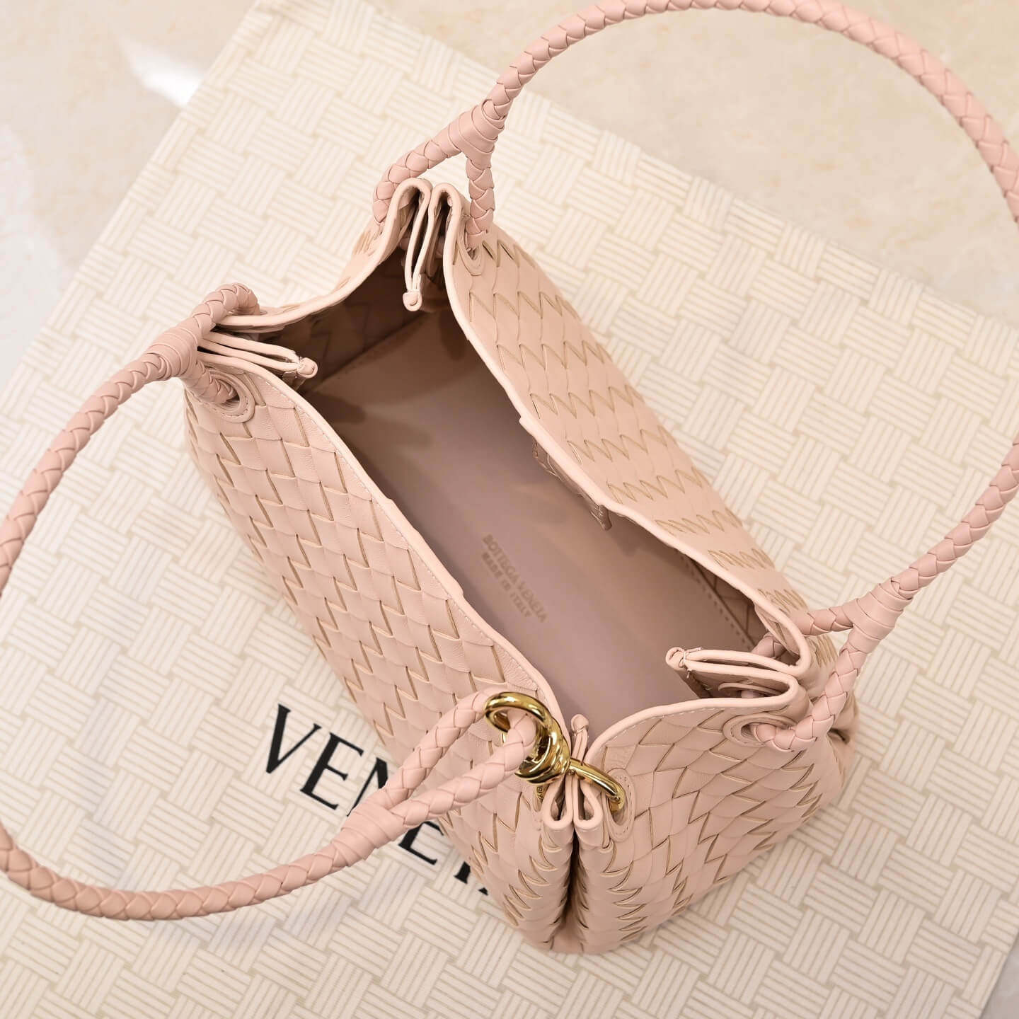Bottega Veneta Intrecciato Leather Small Wallace Tote Bag in Porridge. - Image 5