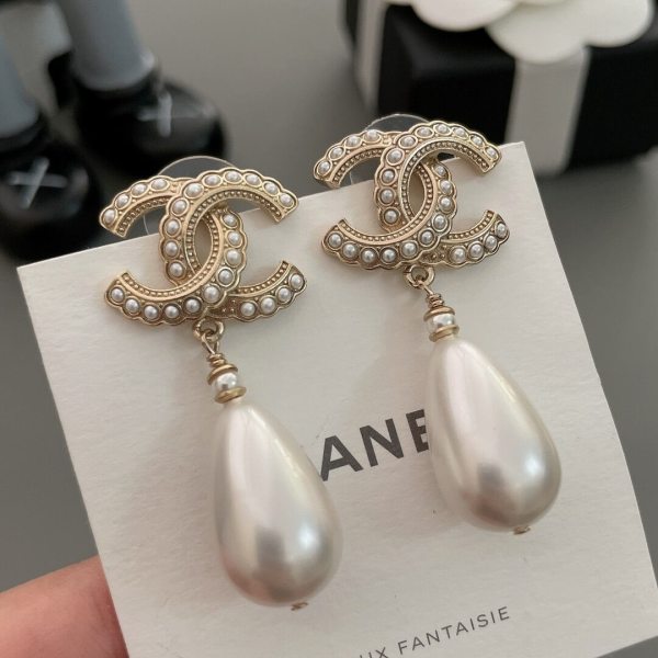Chanel CC Logo Pearl Drop Earrings in Gold with White Teardrop Pearls
