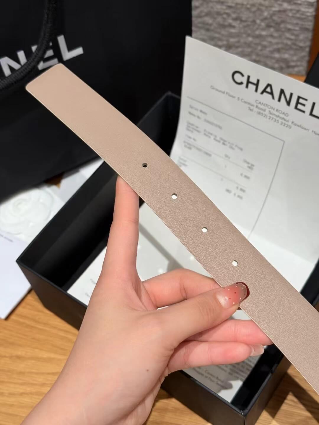 Chanel Beige Calfskin Leather Belt with Gold-Tone CC Buckle and White Contrast Keeper. - Image 2