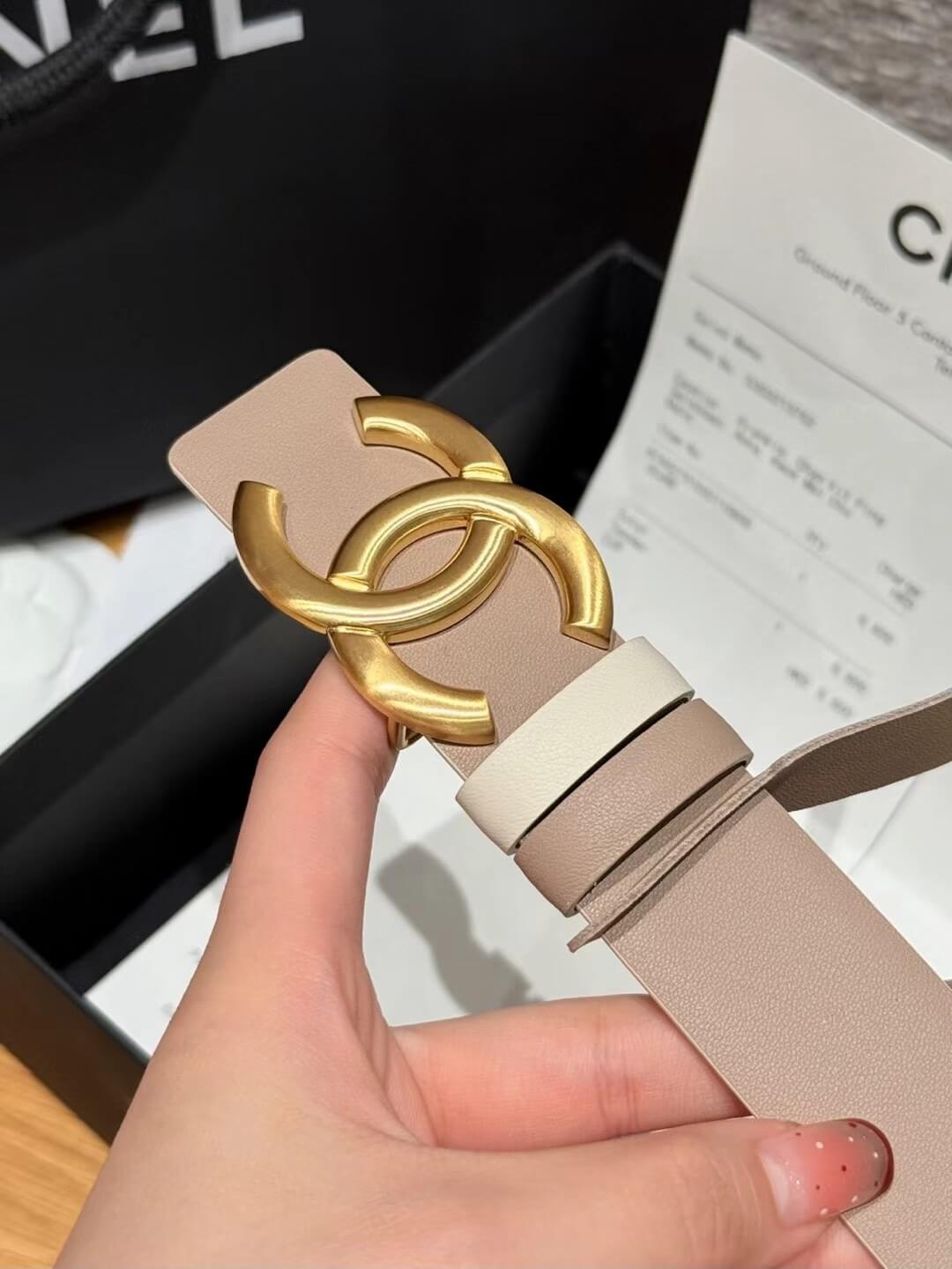 Chanel Beige Calfskin Leather Belt with Gold-Tone CC Buckle and White Contrast Keeper. - Image 4