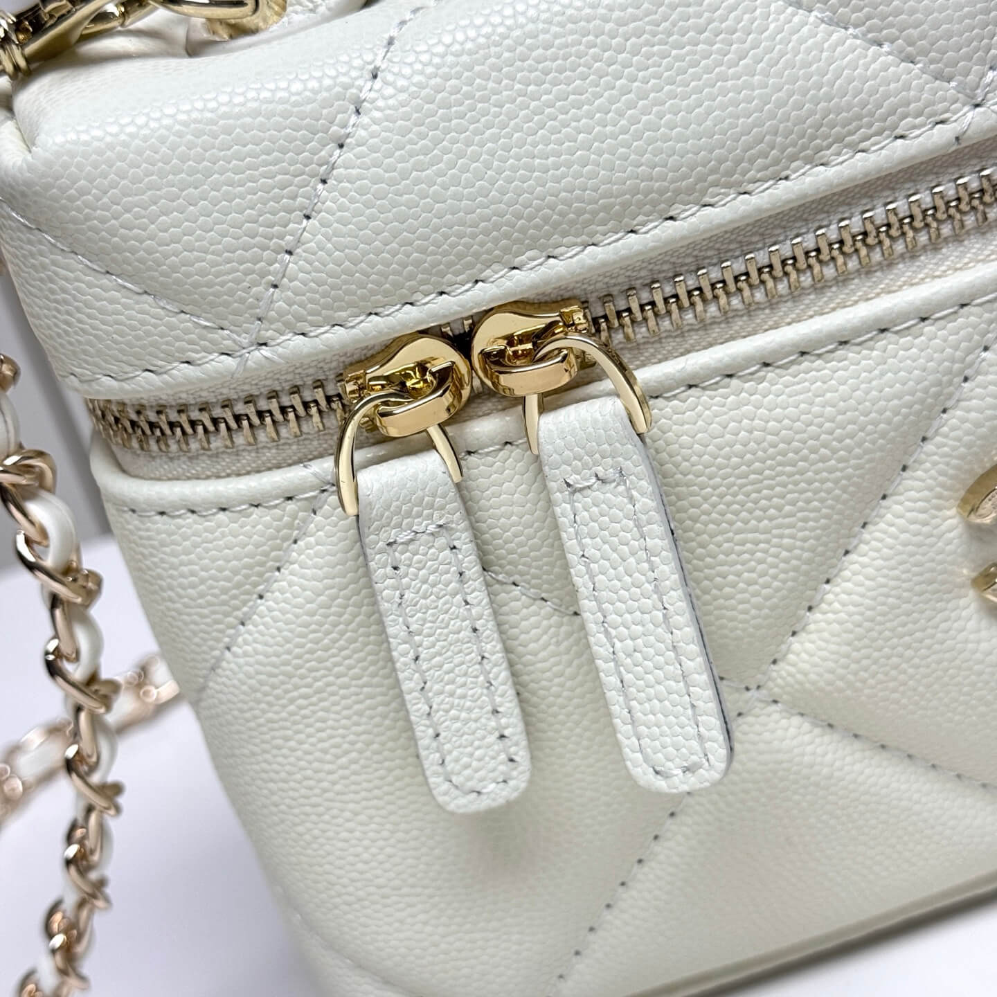 Chanel Small Vanity with Handle Quilted Caviar White GHW - Image 2