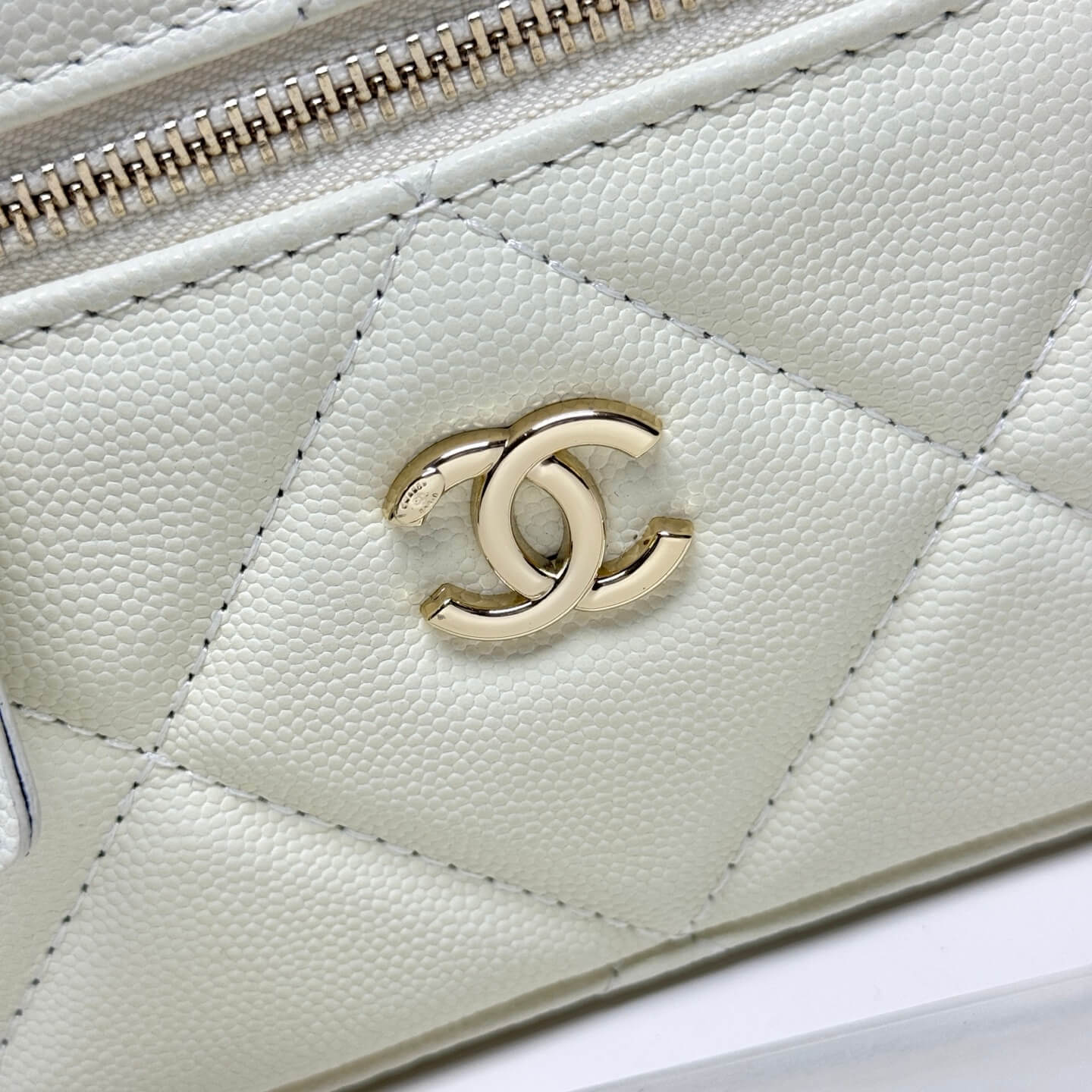 Chanel Small Vanity with Handle Quilted Caviar White GHW - Image 4