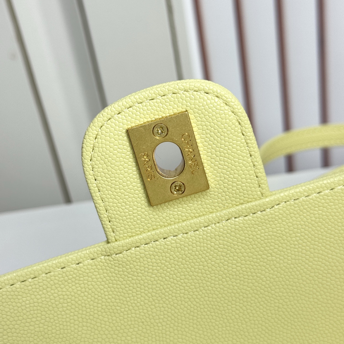 Vintage Chanel Light Yellow Caviar Leather CC Logo Turnlock Shoulder Bag - Image 4
