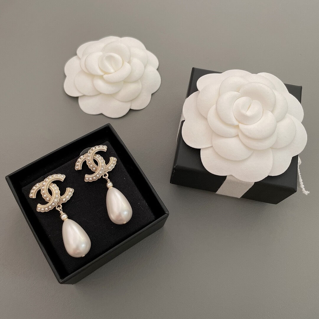Chanel CC Logo Pearl Drop Earrings in Gold with White Teardrop Pearls - Image 2
