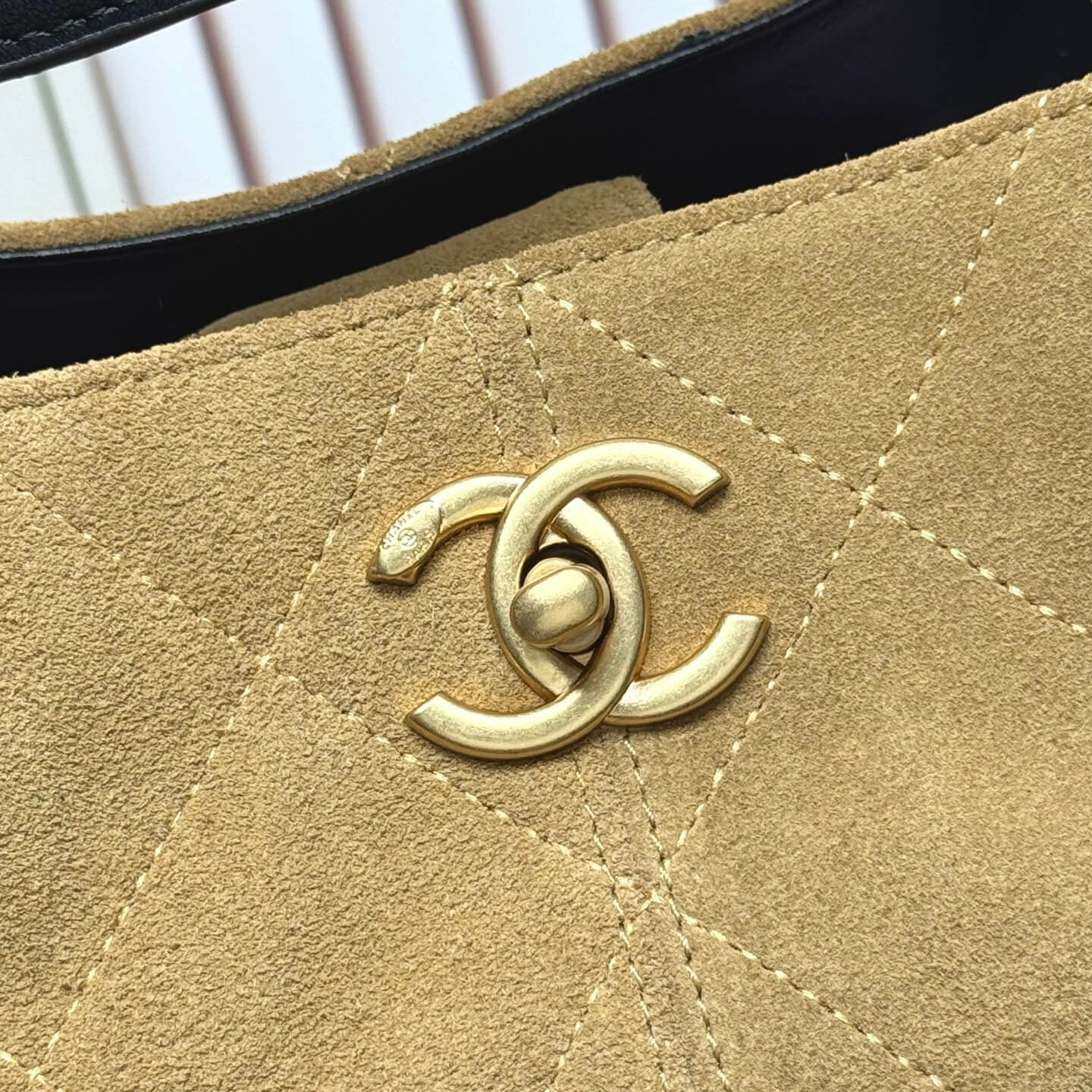 Chanel Medium Shopping Tote in Two-Tone Quilted Suede and Lambskin - Image 5