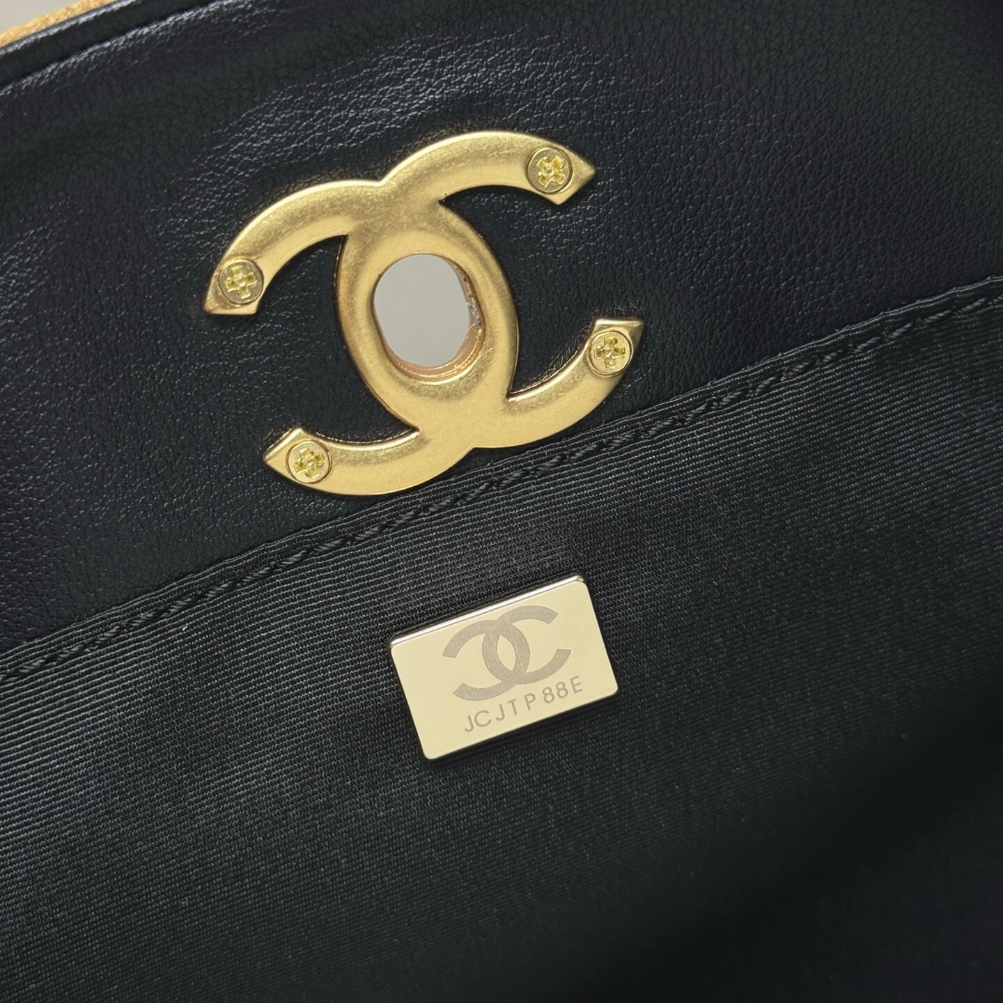 Chanel Medium Shopping Tote in Two-Tone Quilted Suede and Lambskin - Image 8