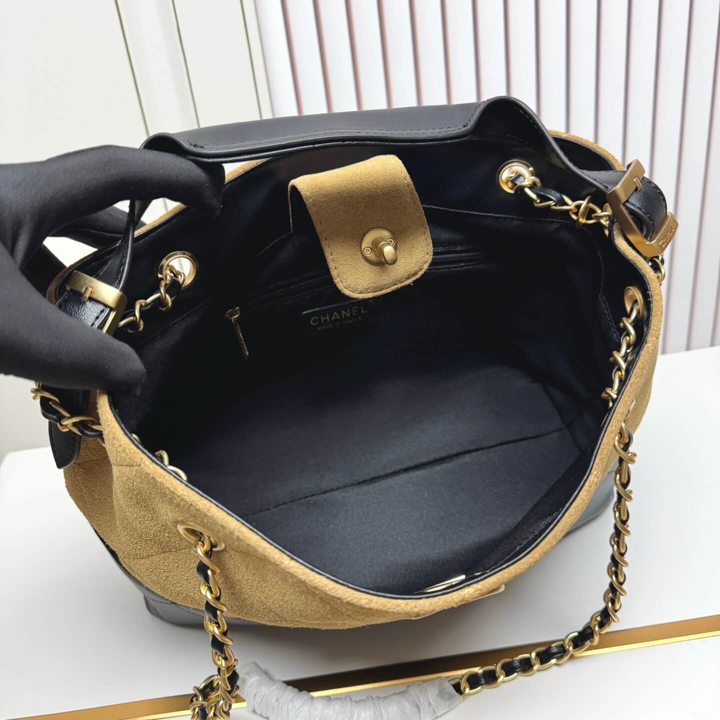 Chanel Medium Shopping Tote in Two-Tone Quilted Suede and Lambskin - Image 9