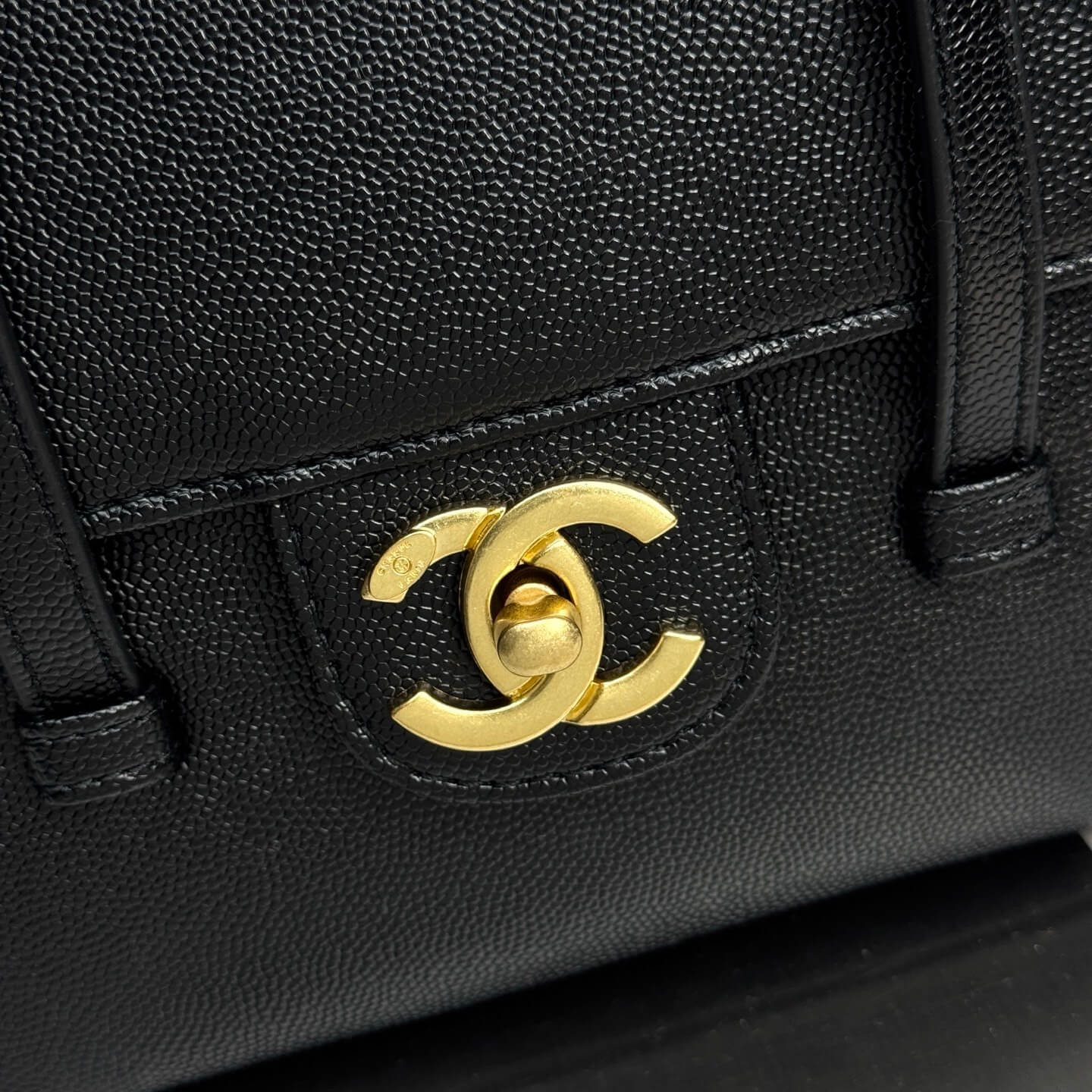Chanel Medium CC Delivery Tote in Quilted Lambskin Leather - Image 2