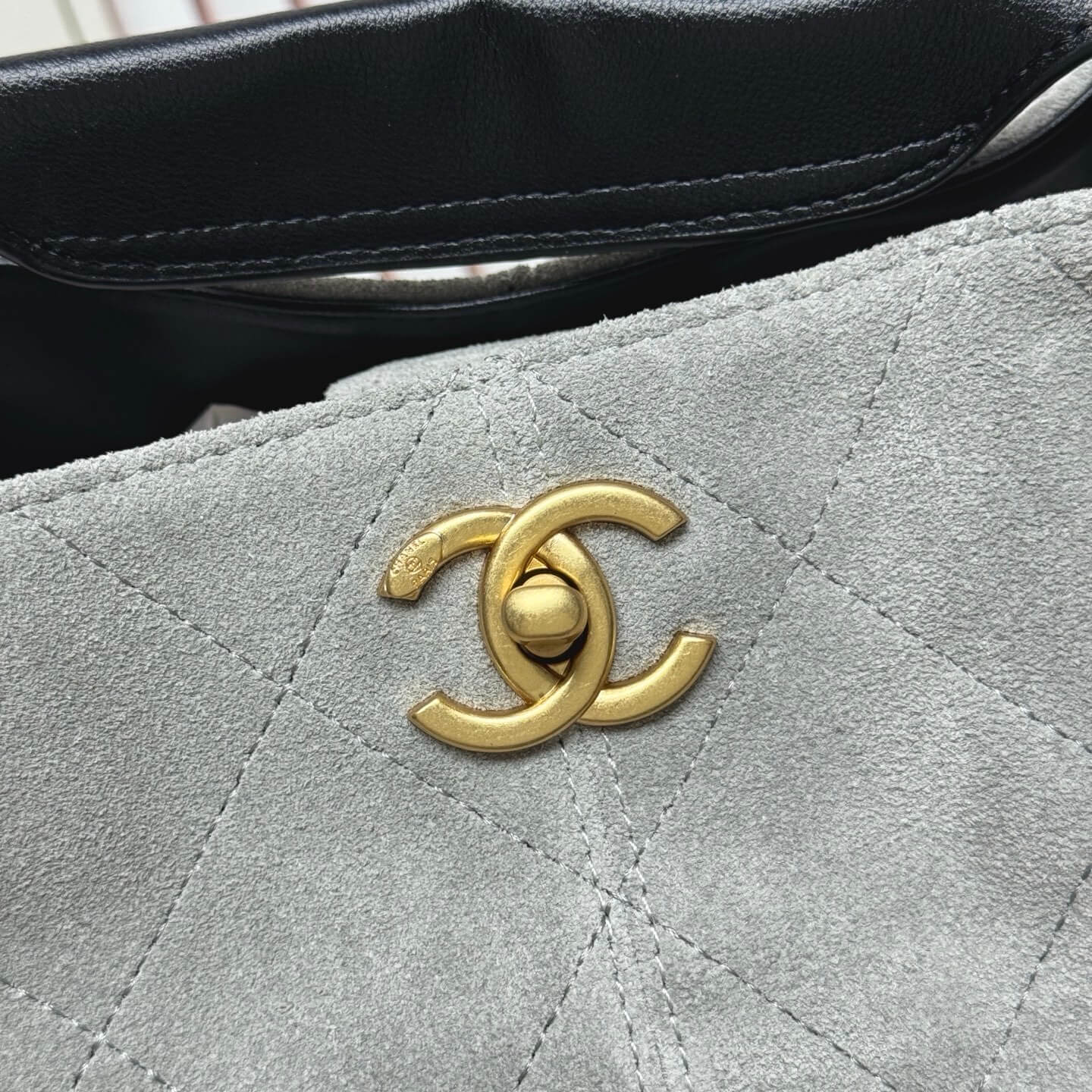 Chanel Medium Shopping Tote in Two-Tone Quilted Suede and Lambskin - Image 3