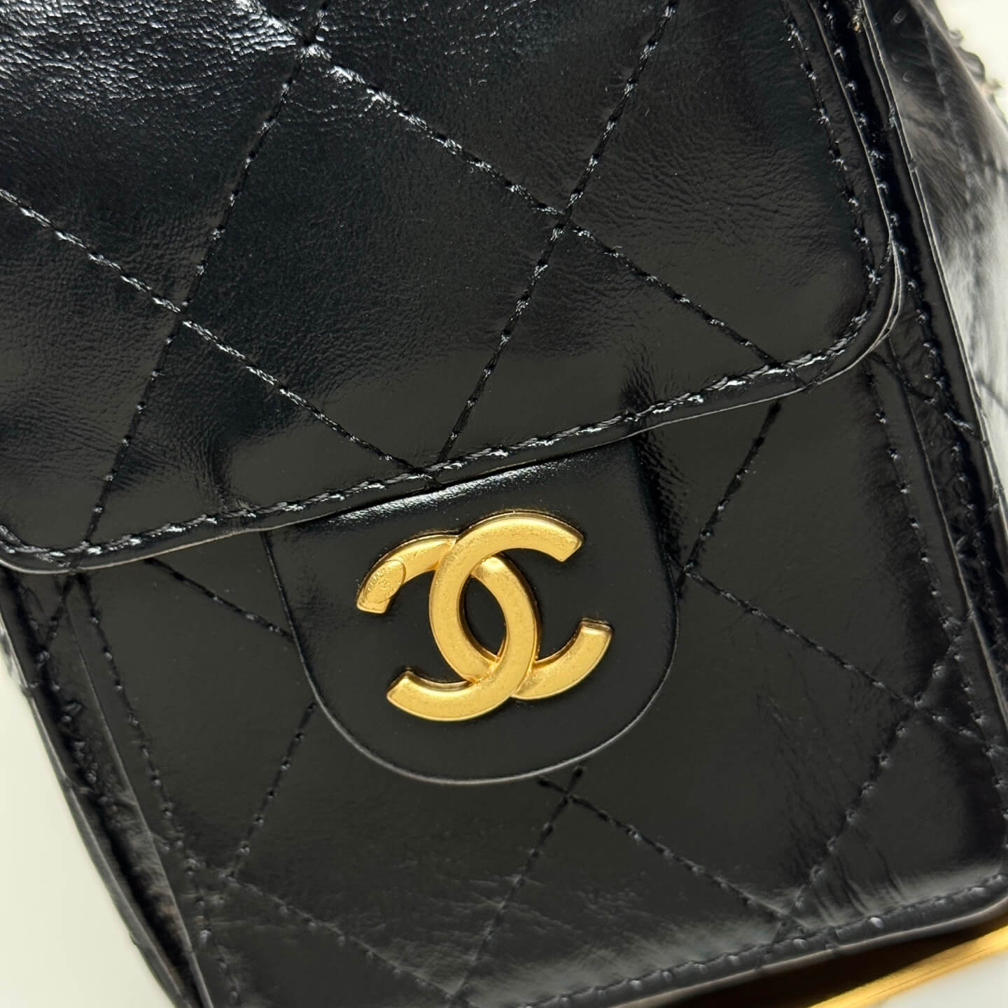 Chanel Medium CC Delivery Tote in Quilted Lambskin Leather - Image 8