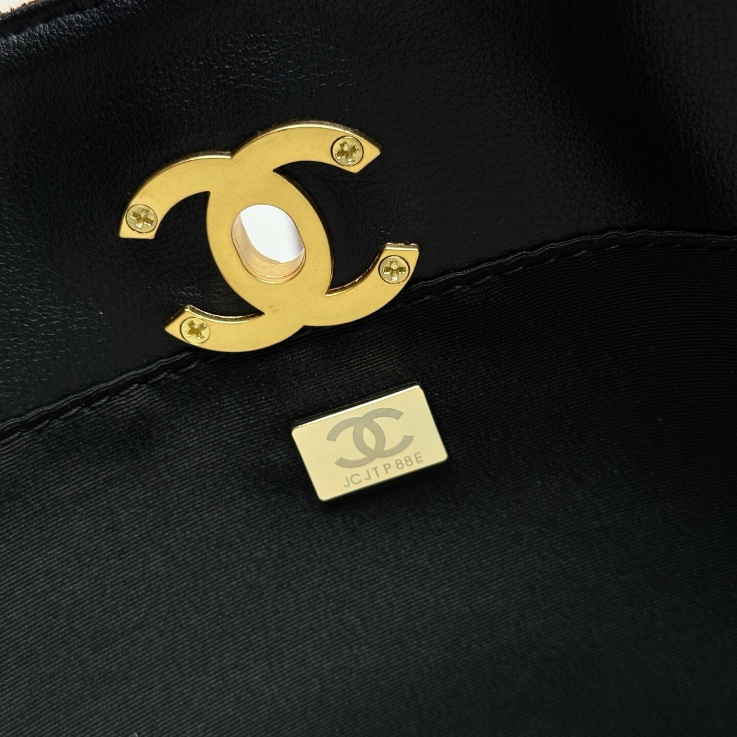 Chanel Gabrielle Large Hobo Bag in Two-Tone Quilted Suede and Calfskin - Image 7