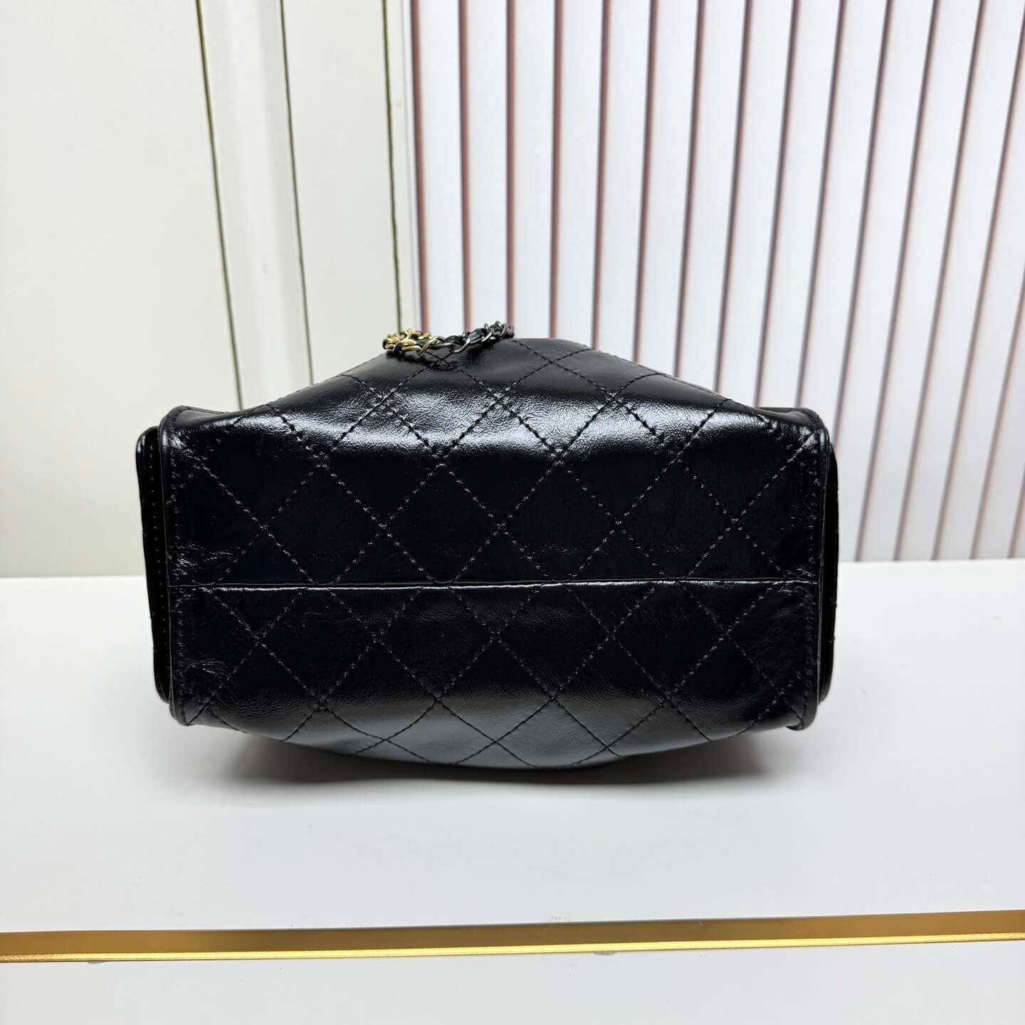 Chanel Medium CC Delivery Tote in Quilted Lambskin Leather - Image 5