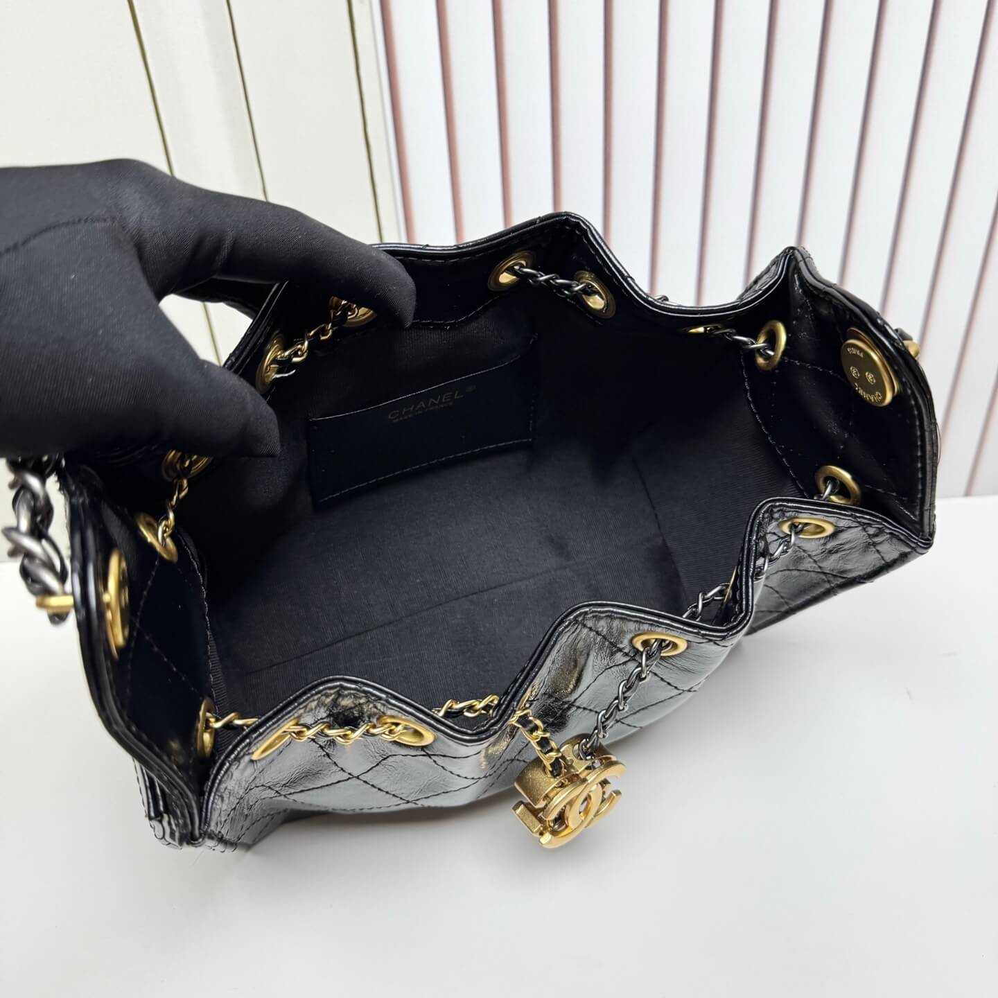 Chanel Medium CC Delivery Tote in Quilted Lambskin Leather - Image 7