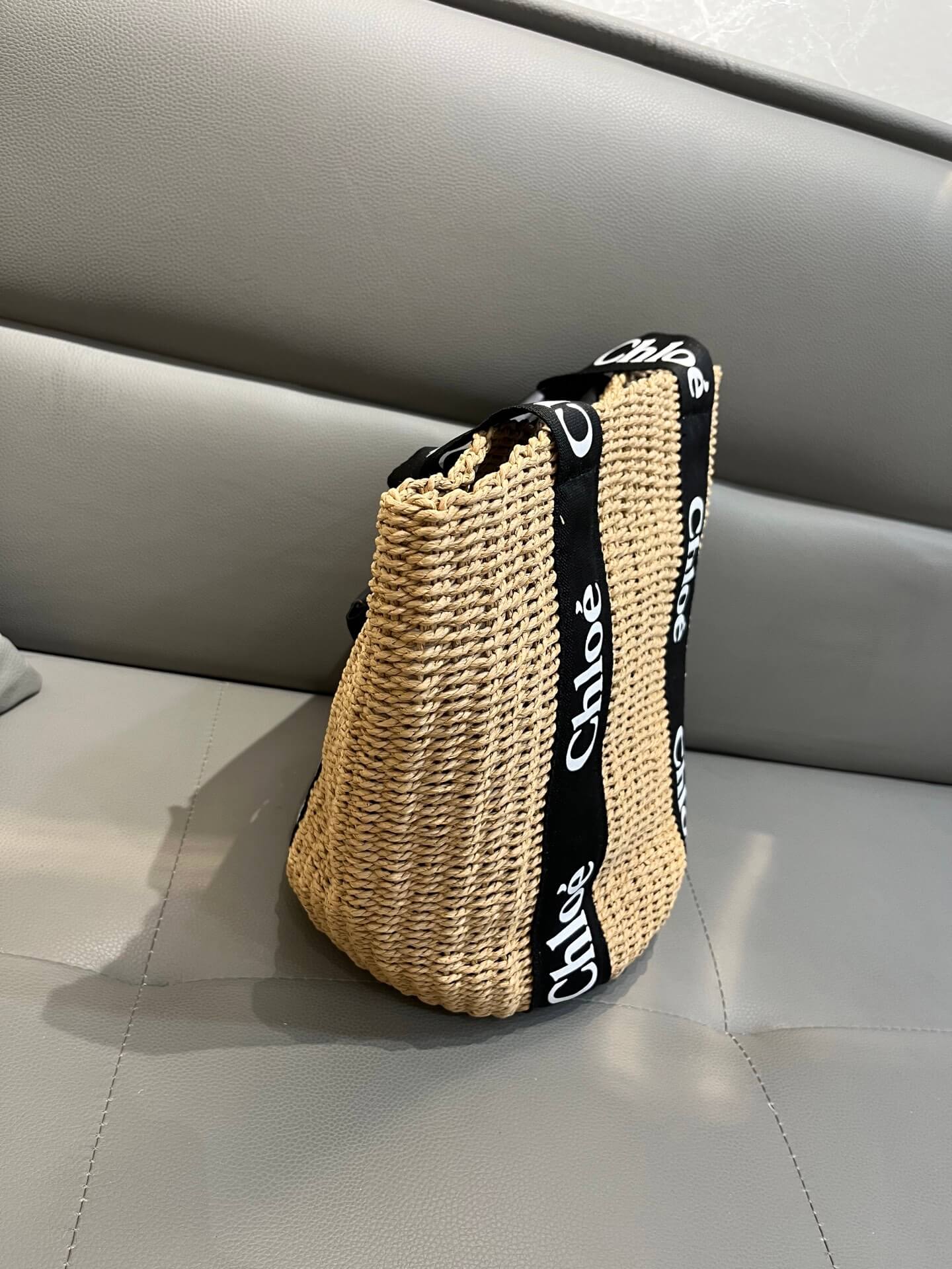 Chloé Woody Medium Basket Bag in Black Woven Straw with Logo Webbing Straps. - Image 7